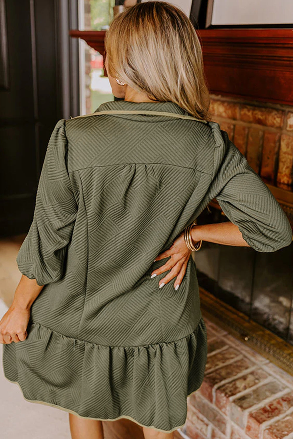 Vestido mini texturizado con mangas de pulsera y cuello con cremallera de un cuarto en verde jungla
