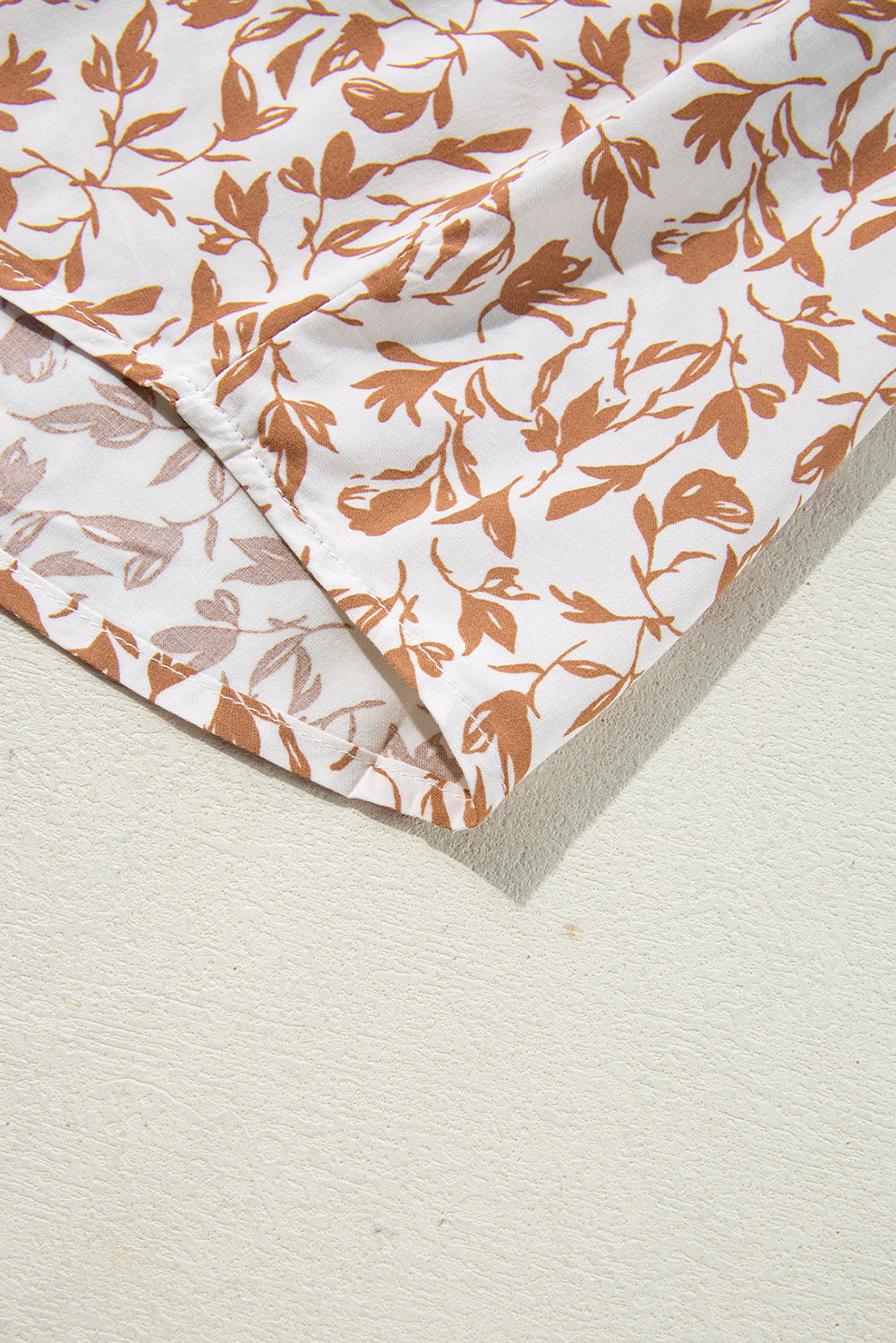 Camisa de otoño con mangas abullonadas, detalle de encaje y estampado floral amarillo