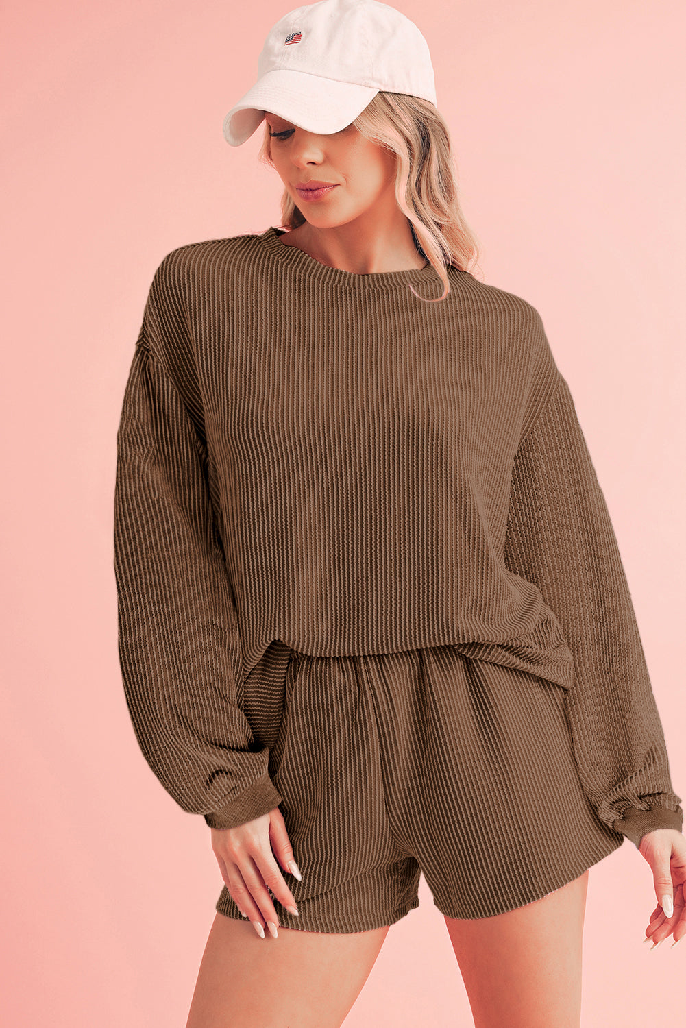 Conjunto de top de manga larga con cordón y pantalones cortos de cintura alta en color castaño