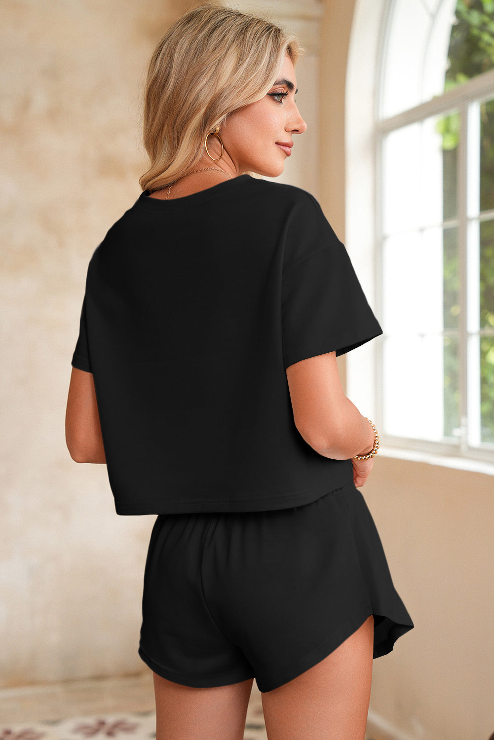 Conjunto de camiseta corta negra y falda pantalón de cintura alta con volantes