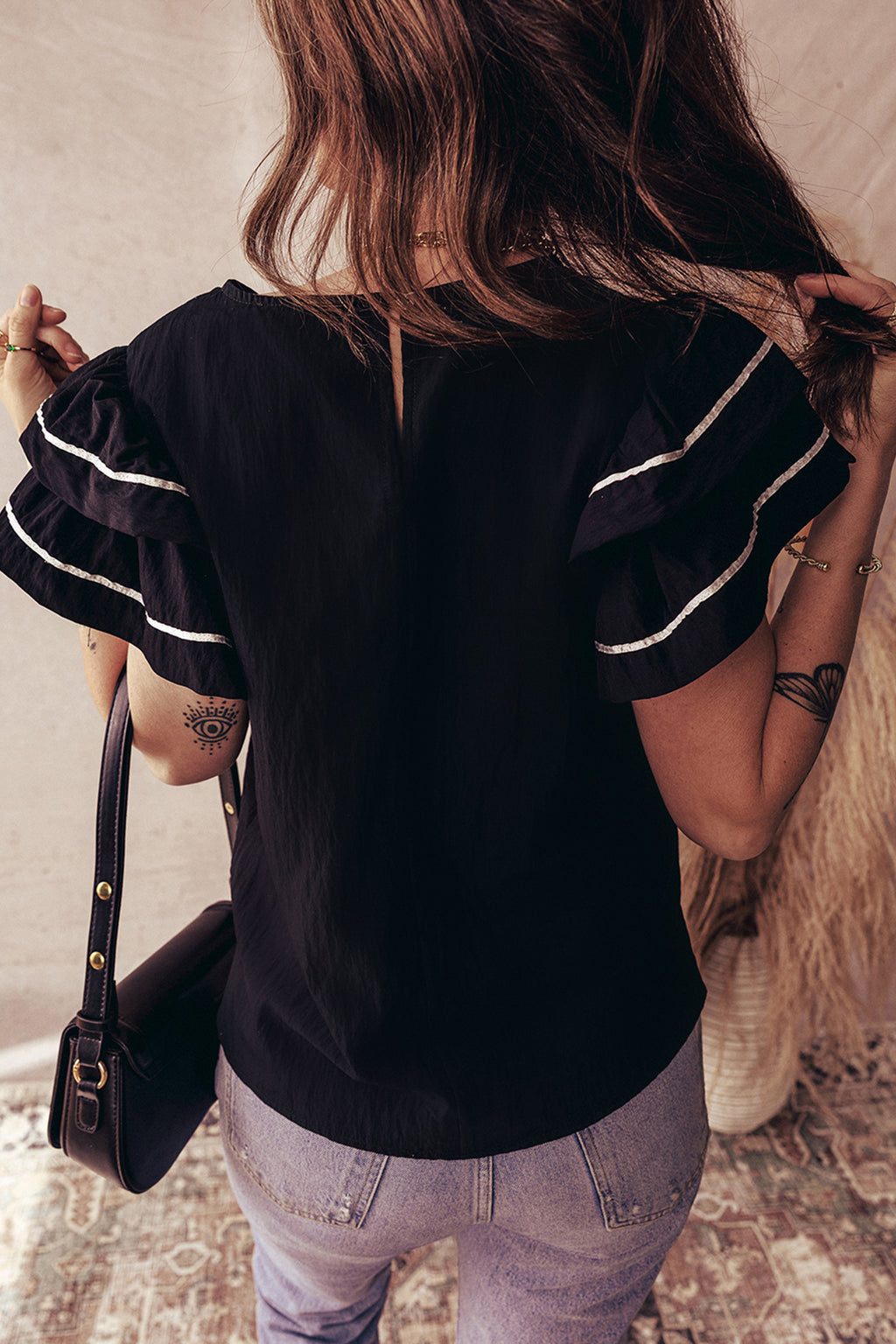 Chemisier texturé à manches courtes et double volants, orné de bordures contrastées noires