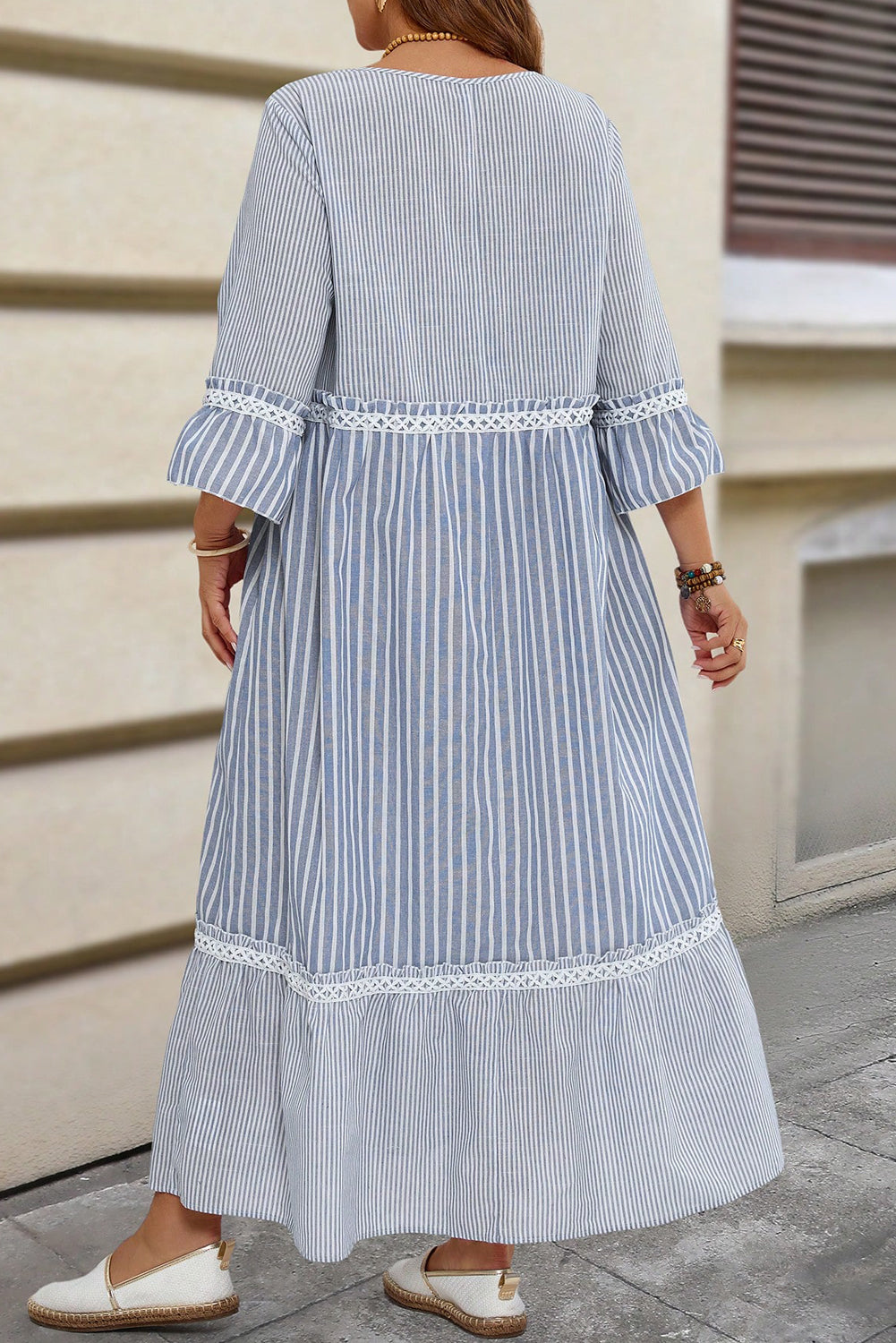 Vestido de talla grande con diseño de patchwork de rayas mixtas y detalle de encaje entrecruzado en azul cielo