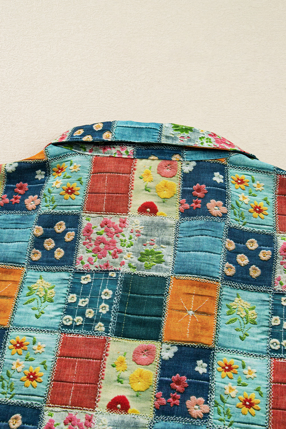 Chemisier à col en V et patchwork floral bleu ciel