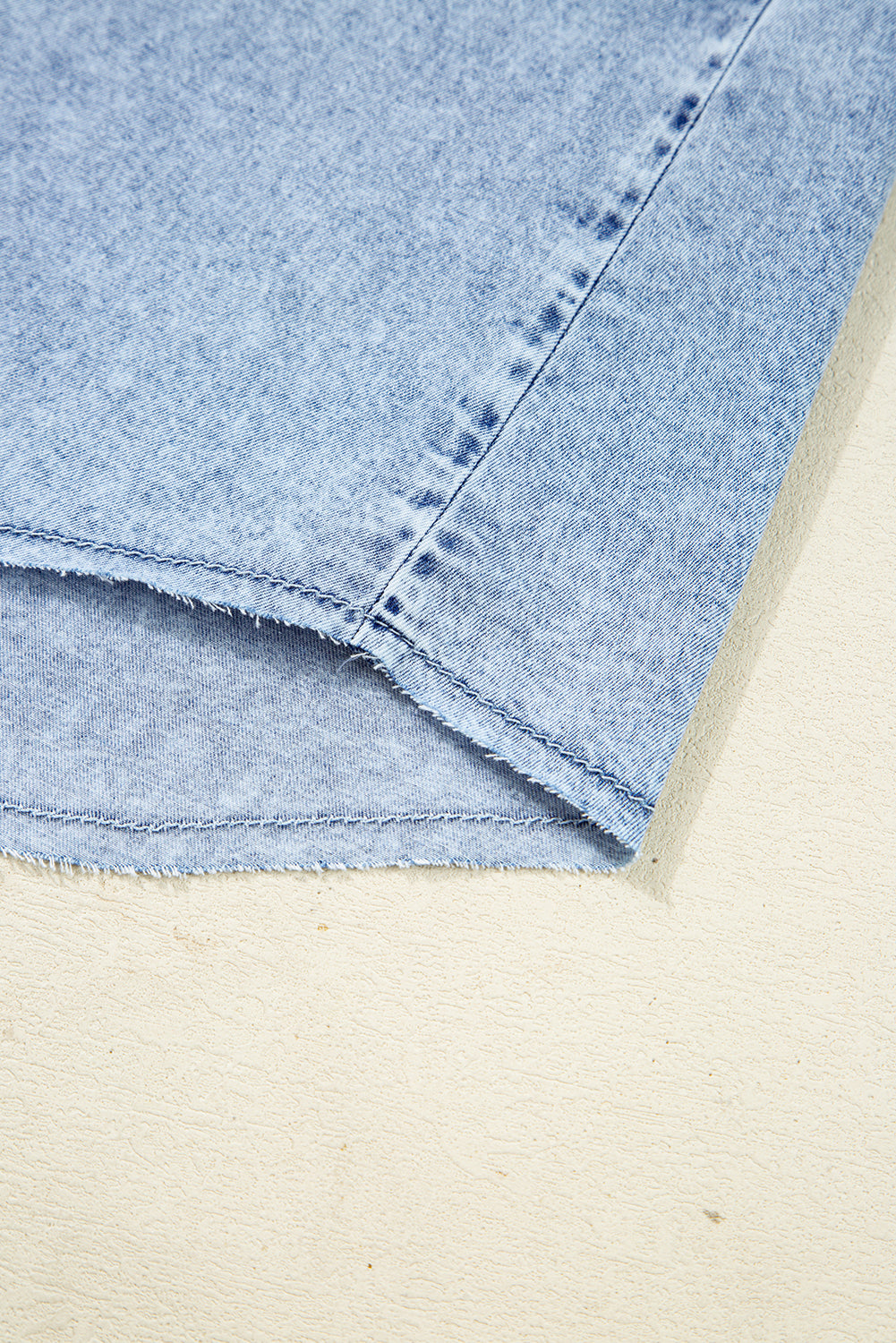 Vestido camisero holgado de mezclilla con dobladillo sin rematar y bolsillo en el pecho en color azul Beau