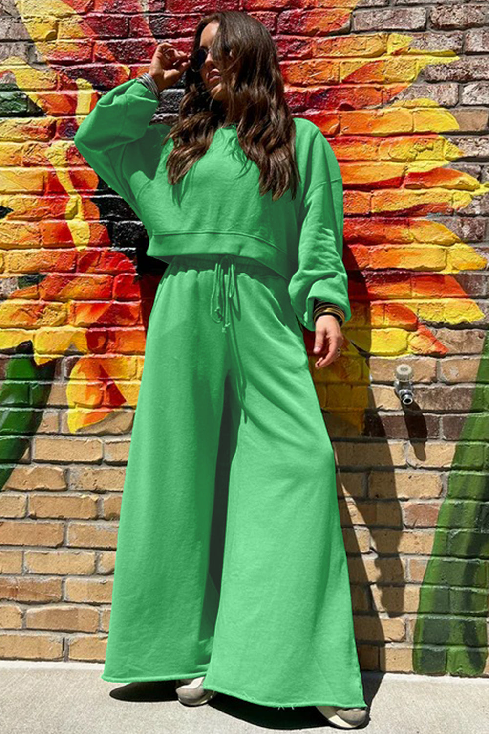 Conjunto de jersey corto con hombros caídos y pantalones anchos con cordón ajustable en verde brillante