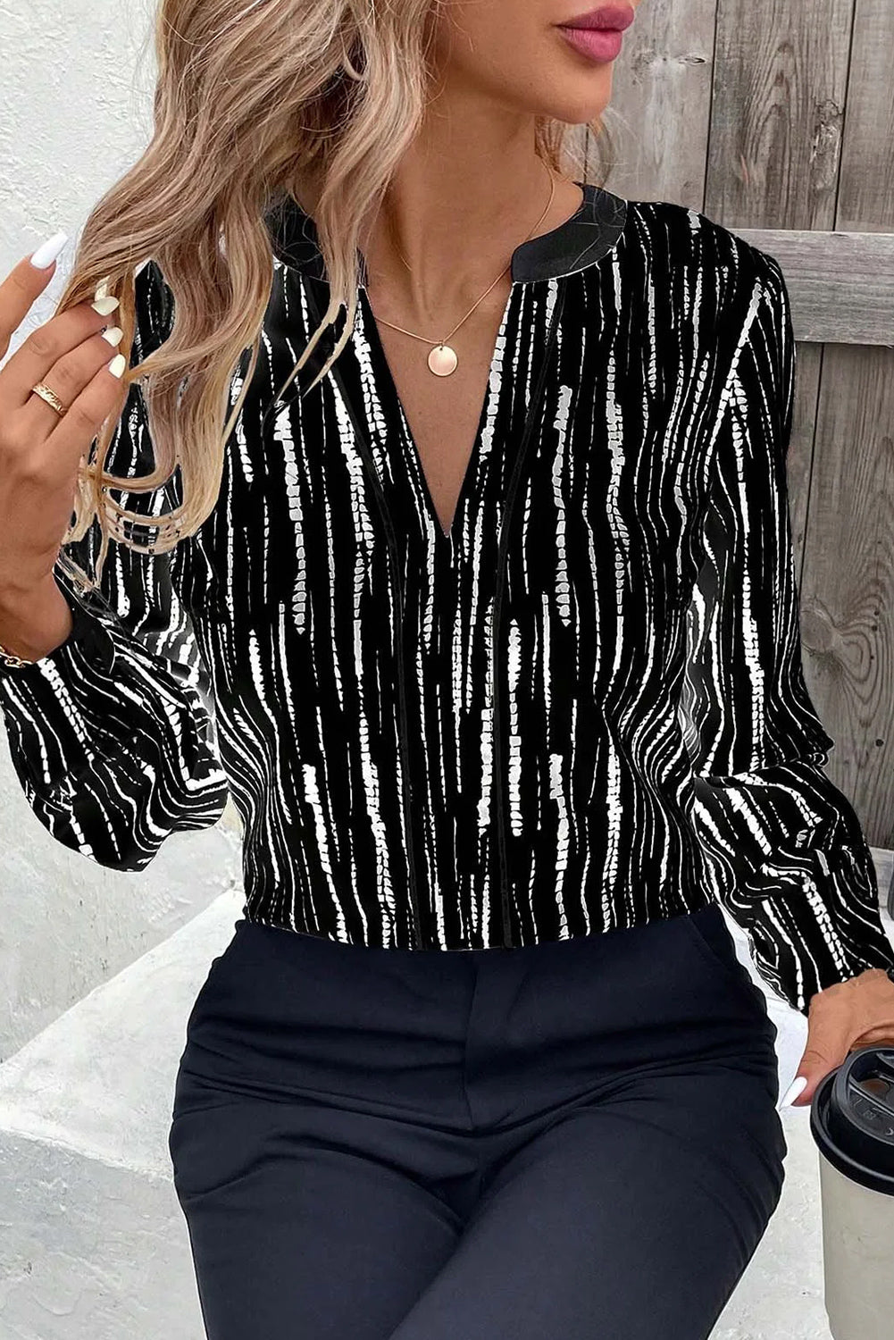 Blusa negra de manga larga con cuello en V y estampado abstracto de primavera y otoño