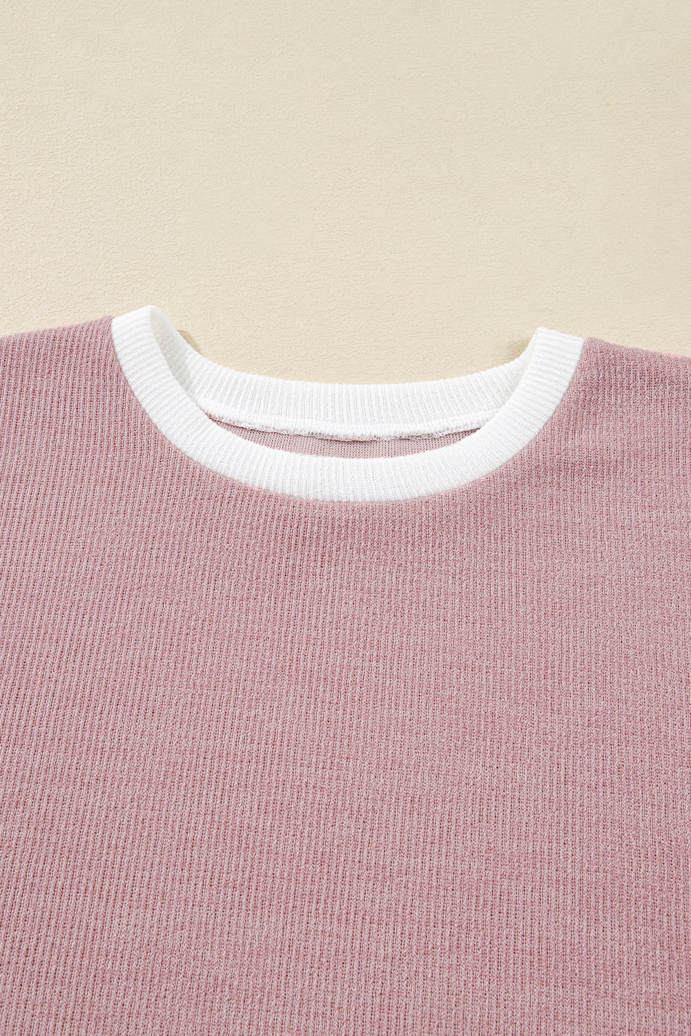 Haut tricoté rose clair à épaules tombantes et bordure contrastée, grande taille