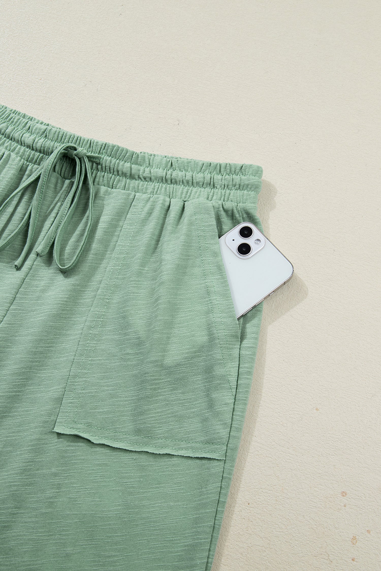 Ensemble t-shirt Canton à manches courtes et poignets retroussés, pantalon à cordon de serrage et poches plaquées à coutures apparentes