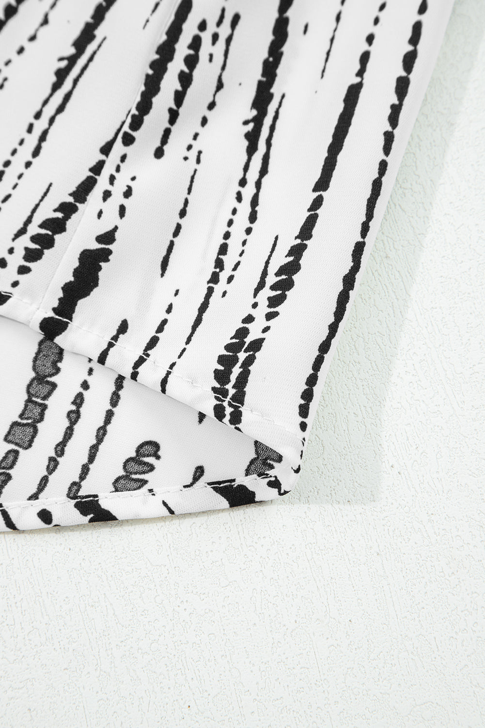 Chemisier blanc à manches longues et col en V à imprimé abstrait