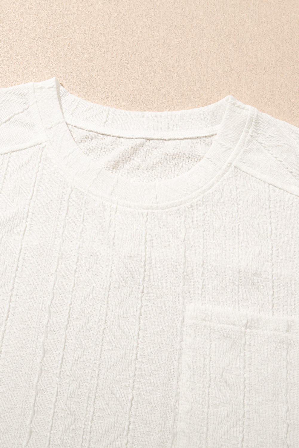 Conjunto de camiseta de manga corta con bolsillos de parche y pantalones cortos con cordón en color castaño claro