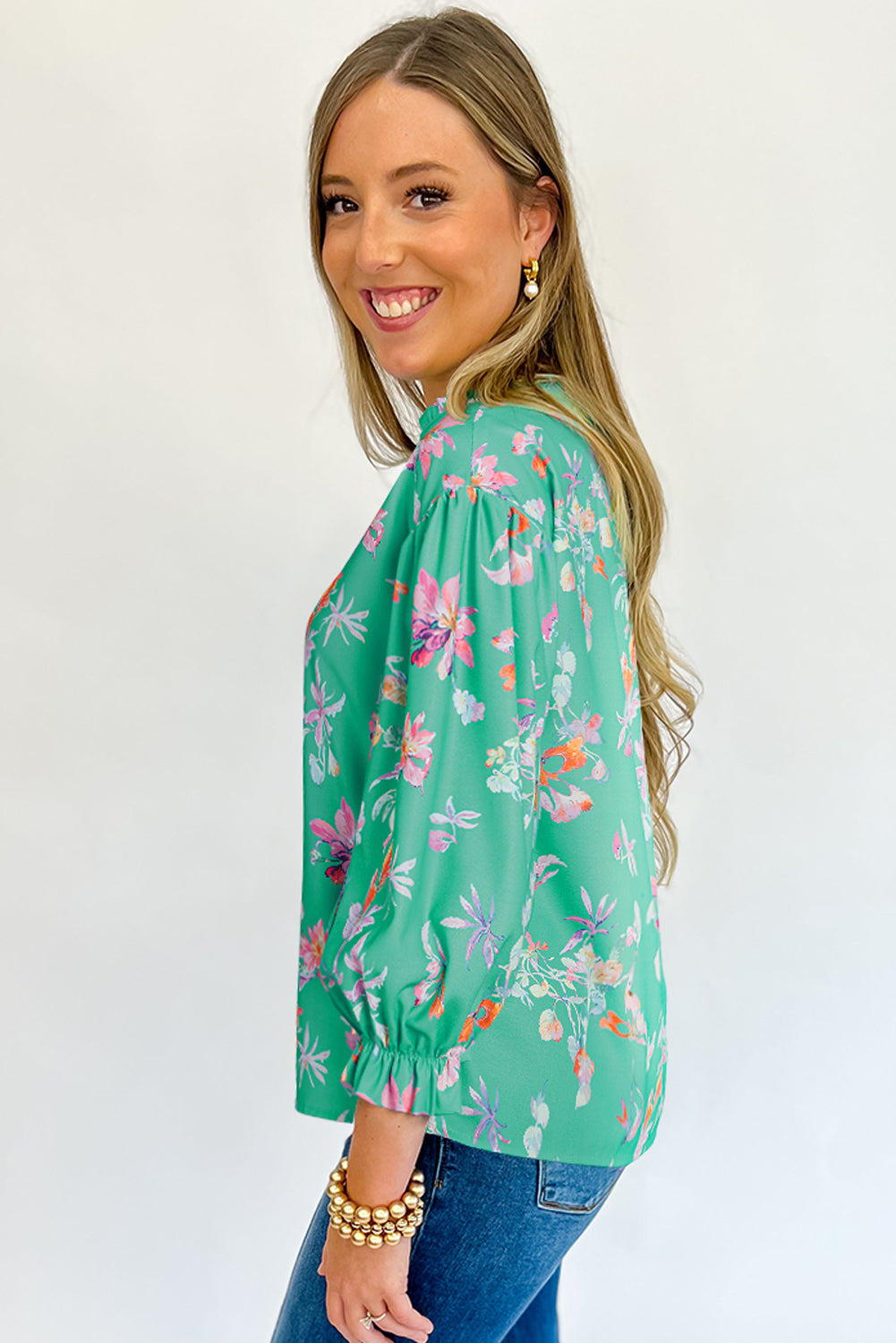 Camisa con botones delanteros y mangas farol con flores verdes