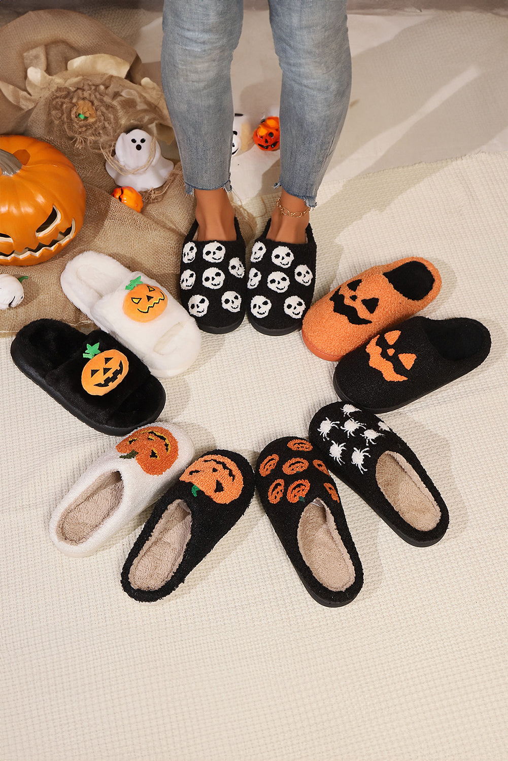 Pantuflas de felpa con estampado de calabaza de Halloween negras