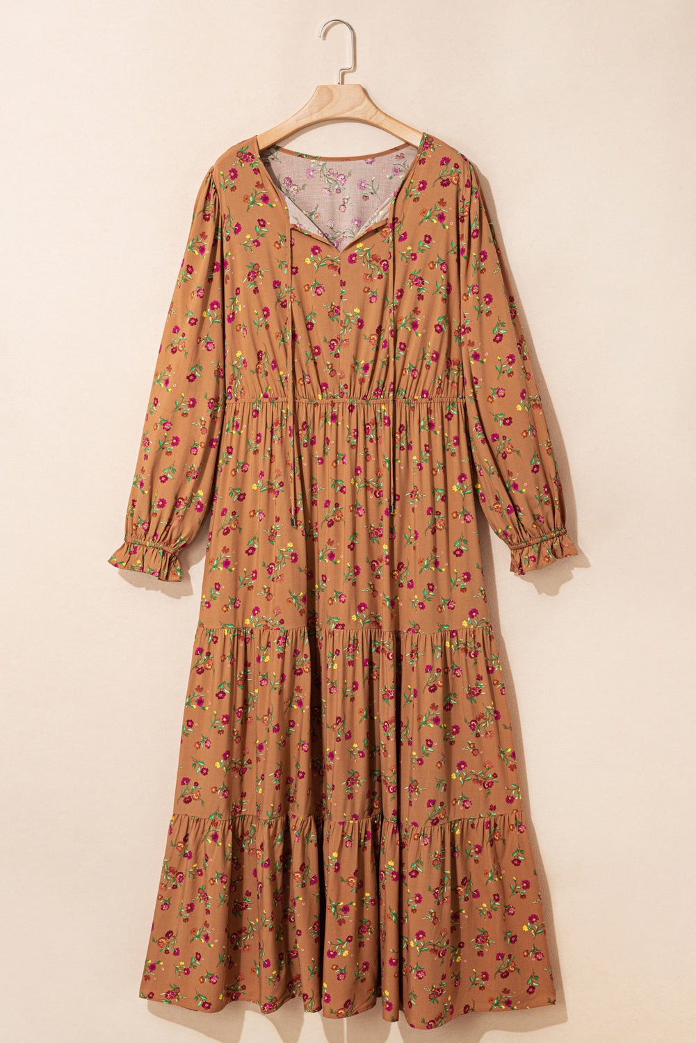 Vestido largo marrón con estampado floral, escote en V dividido, mangas con volantes y capas, talla grande