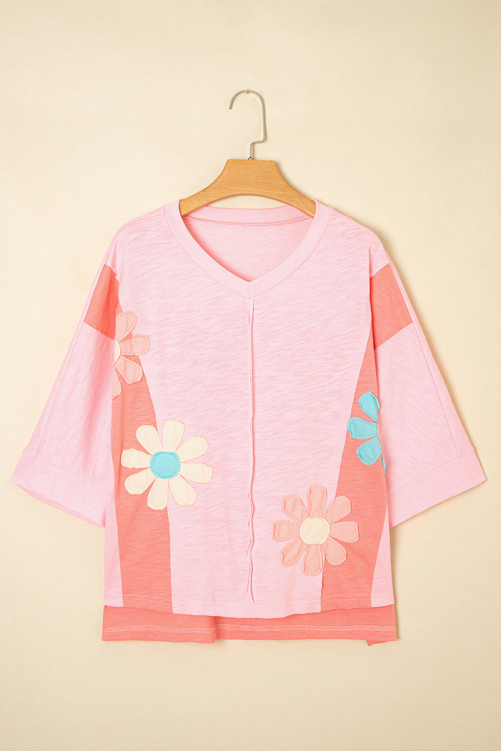 Blusa de manga 3/4 con costuras expuestas y parche de flores rosas