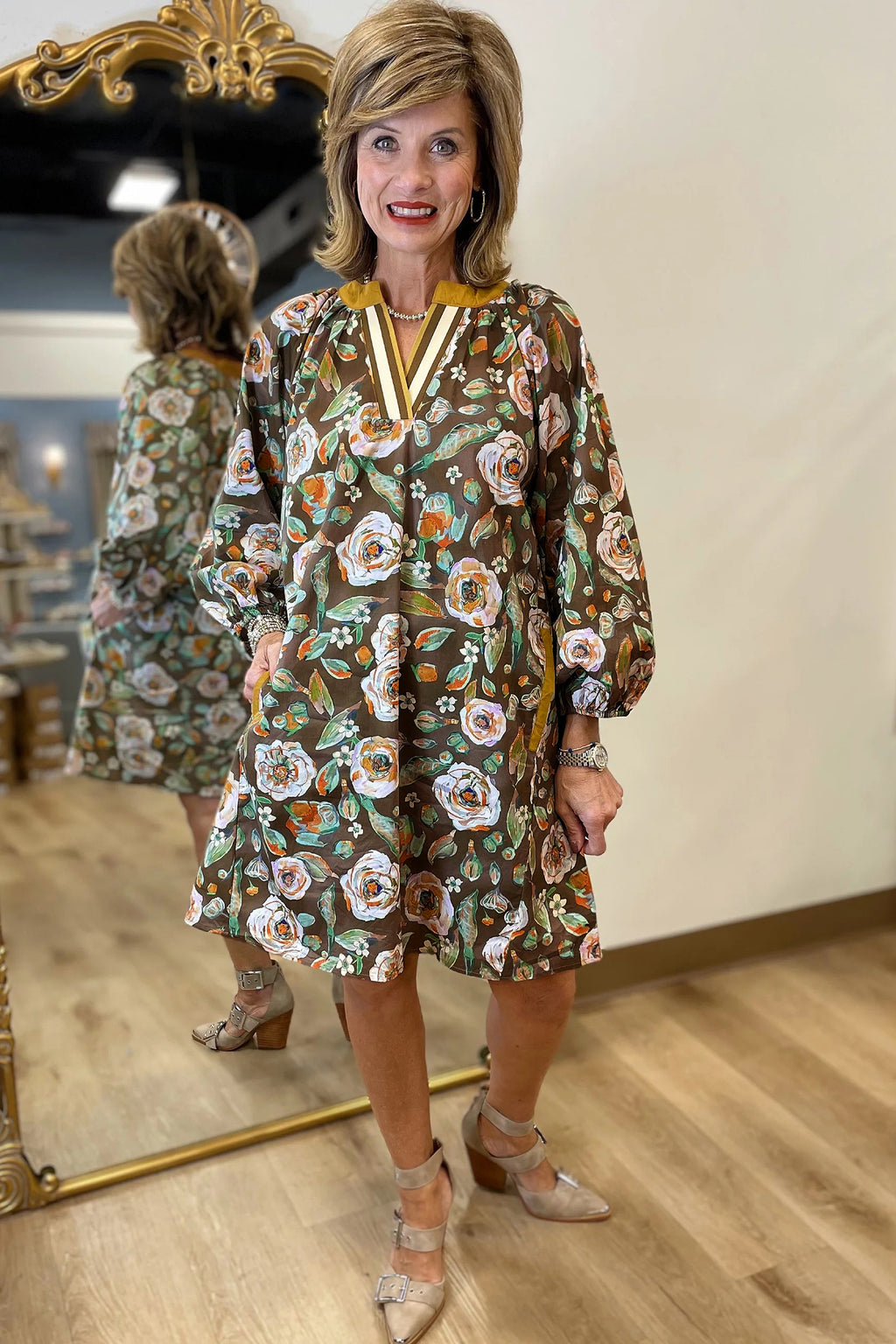 Robe courte à manches longues, col en V, imprimé floral marron, finitions contrastées, poches et bordures contrastées