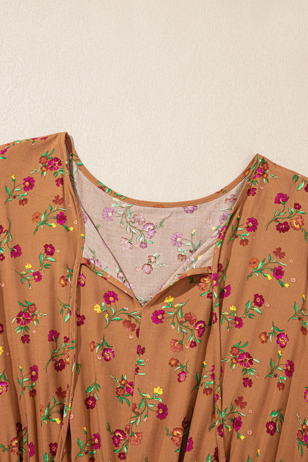 Vestido largo marrón con estampado floral, escote en V dividido, mangas con volantes y capas, talla grande