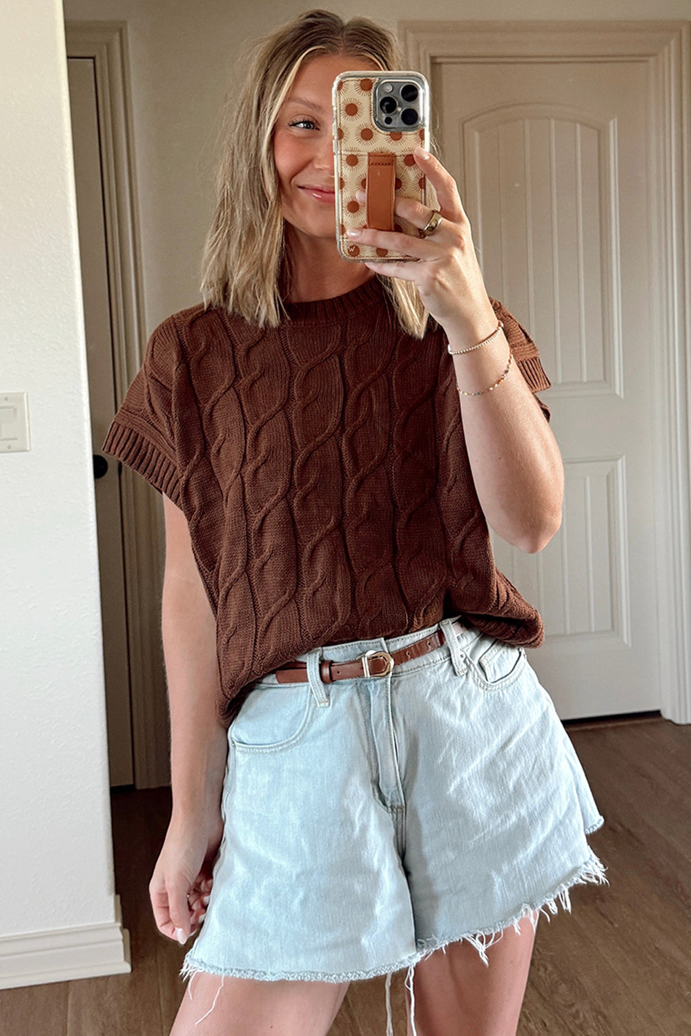 Pull ras du cou à manches courtes et texture torsadée marron foncé