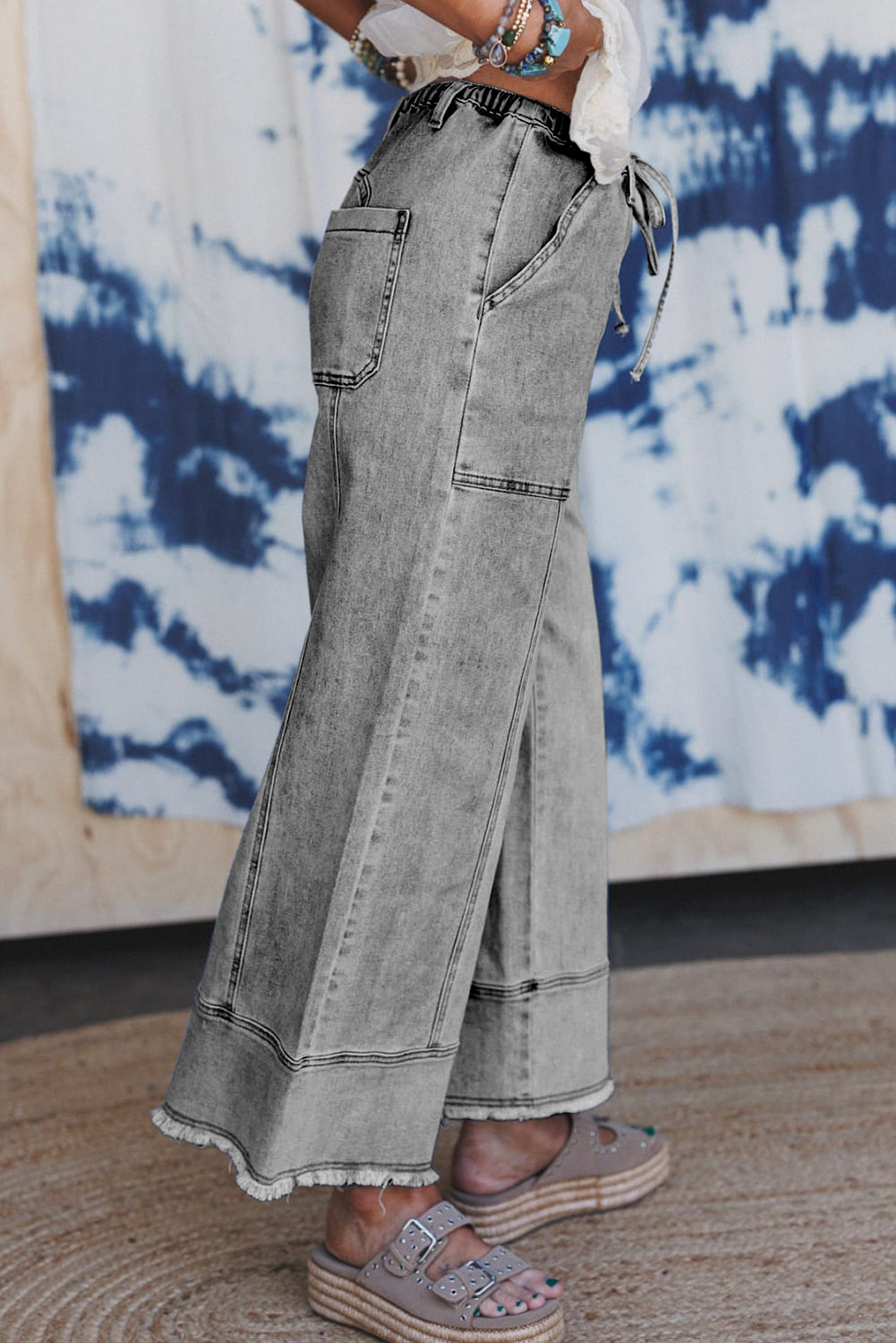 Jean gris à jambe large avec cordon de serrage et ourlet brut