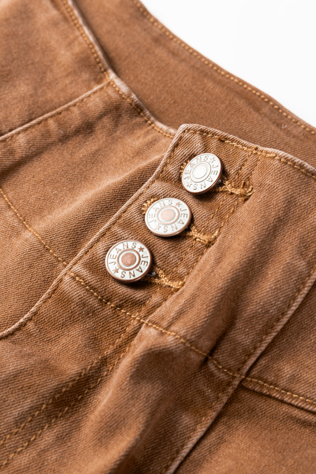 Jean évasé taille haute couleur café, braguette boutonnée, ourlet brut.