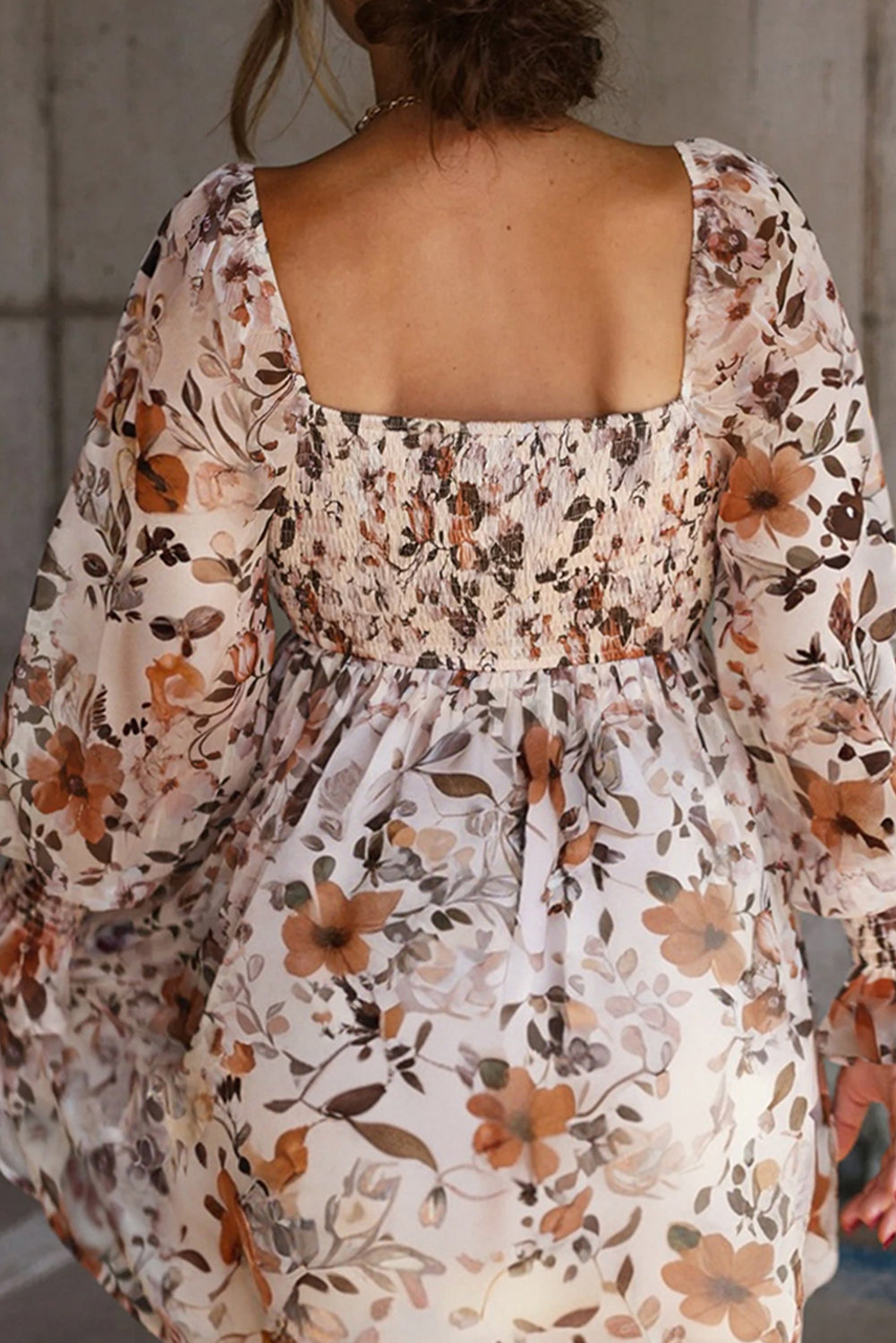 Vestido mini de cintura alta con escote corazón y estampado floral blanco