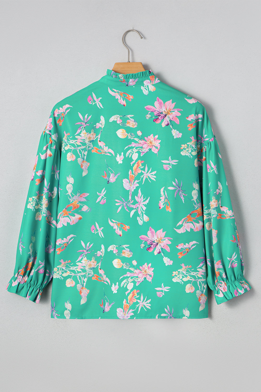 Camisa con botones delanteros y mangas farol con flores verdes