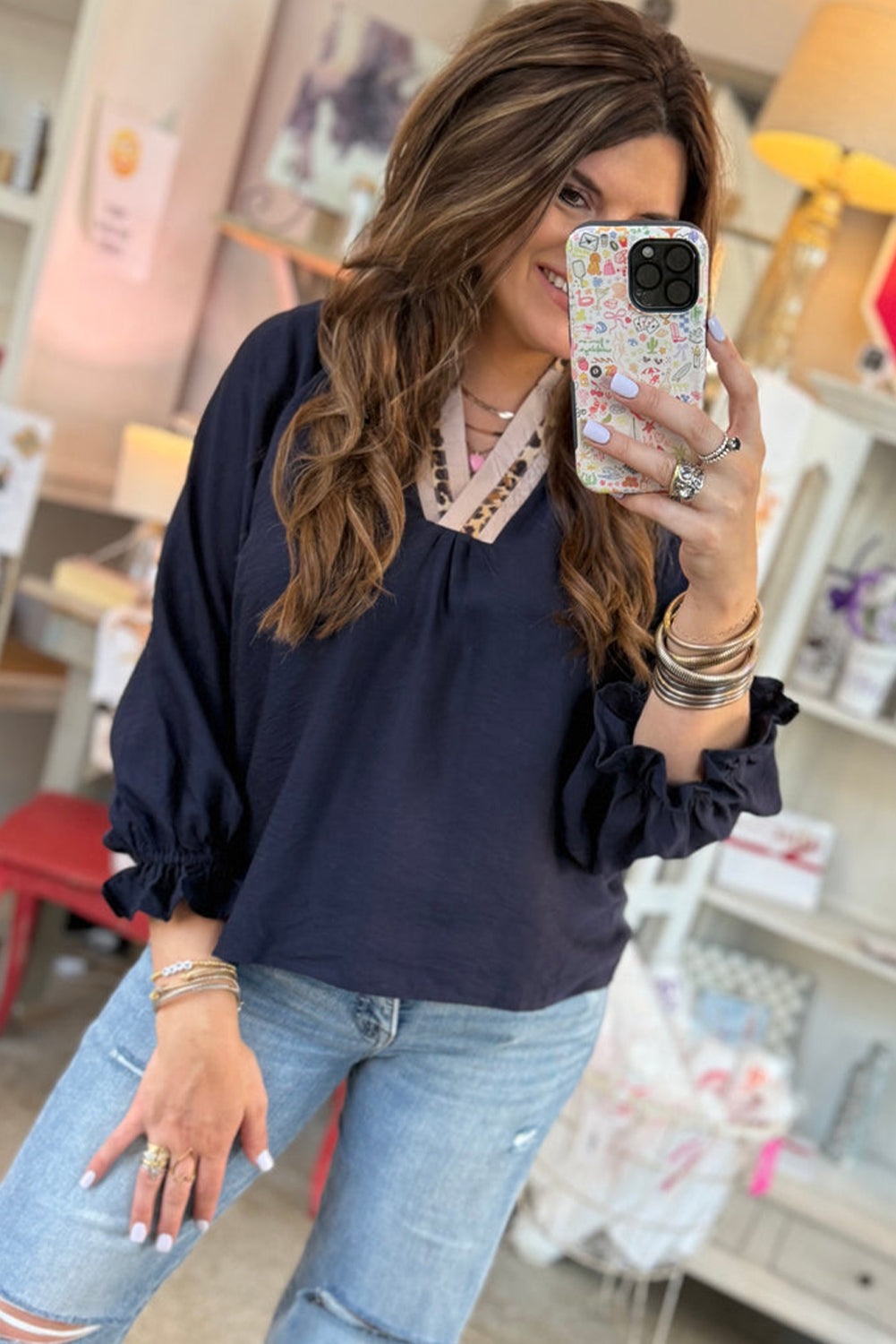 Blusa de talla grande con cuello patchwork de leopardo en contraste azul marino y manga larga con volantes