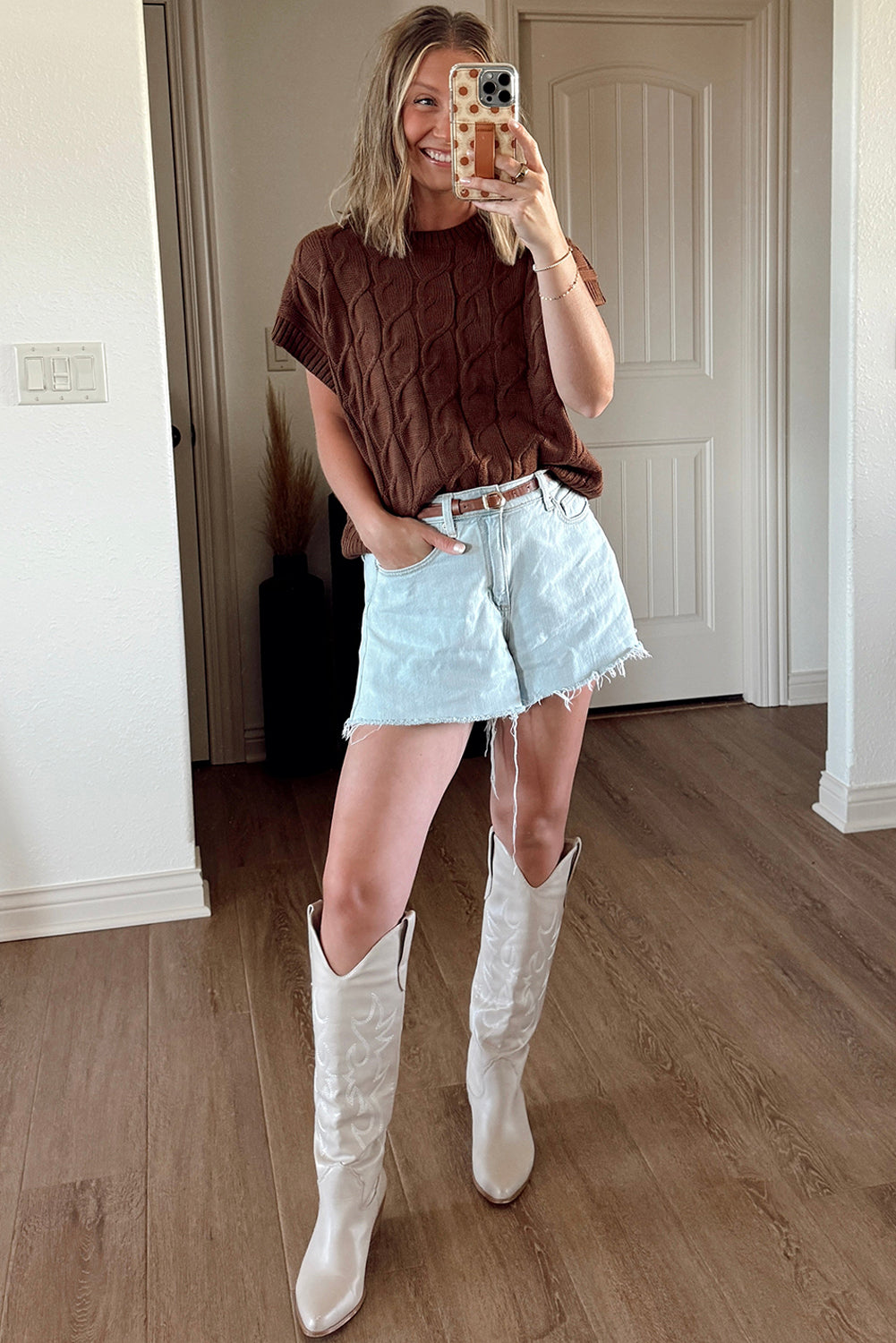 Pull ras du cou à manches courtes et texture torsadée marron foncé