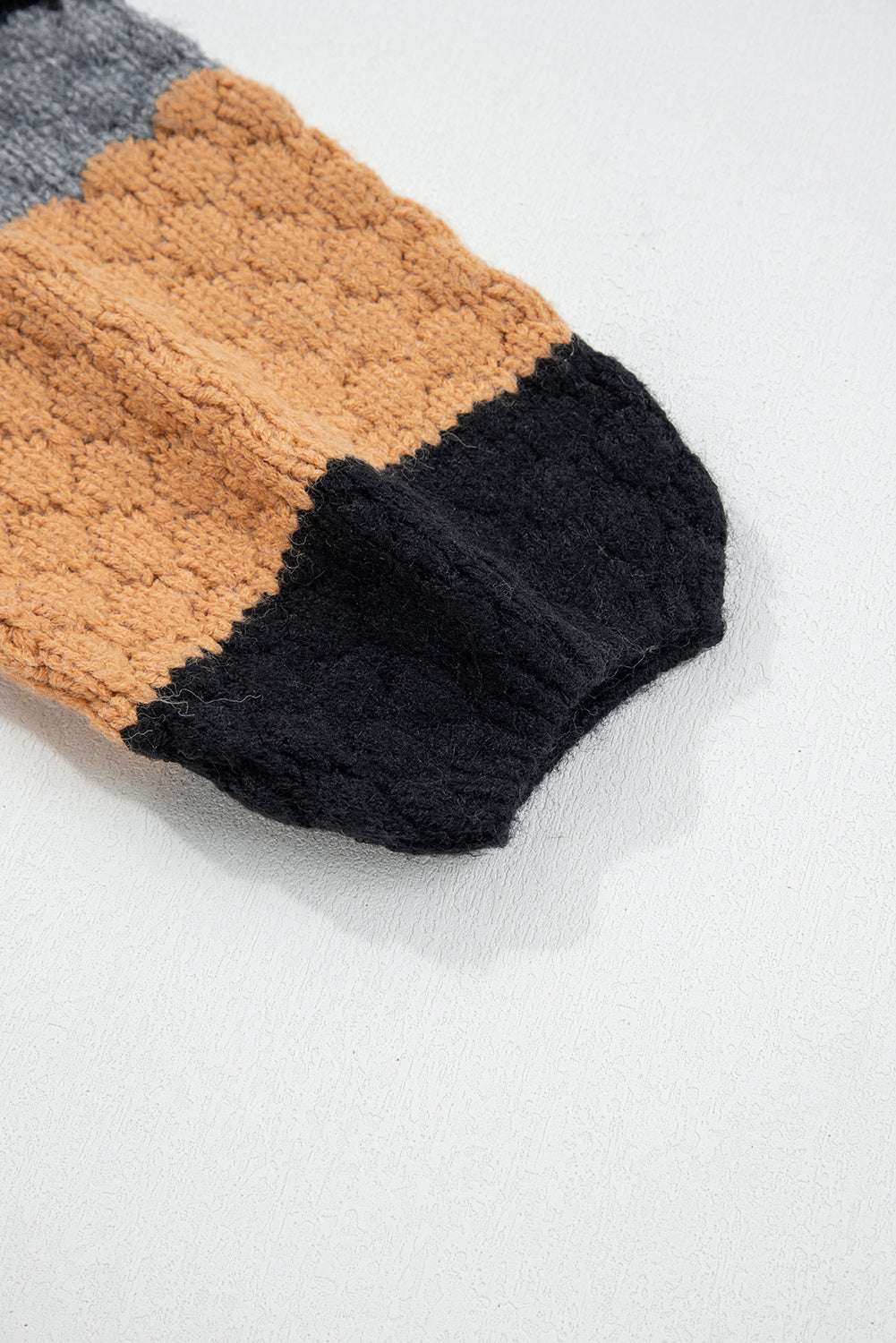 Suéter holgado de cuello alto con bloques de color caqui