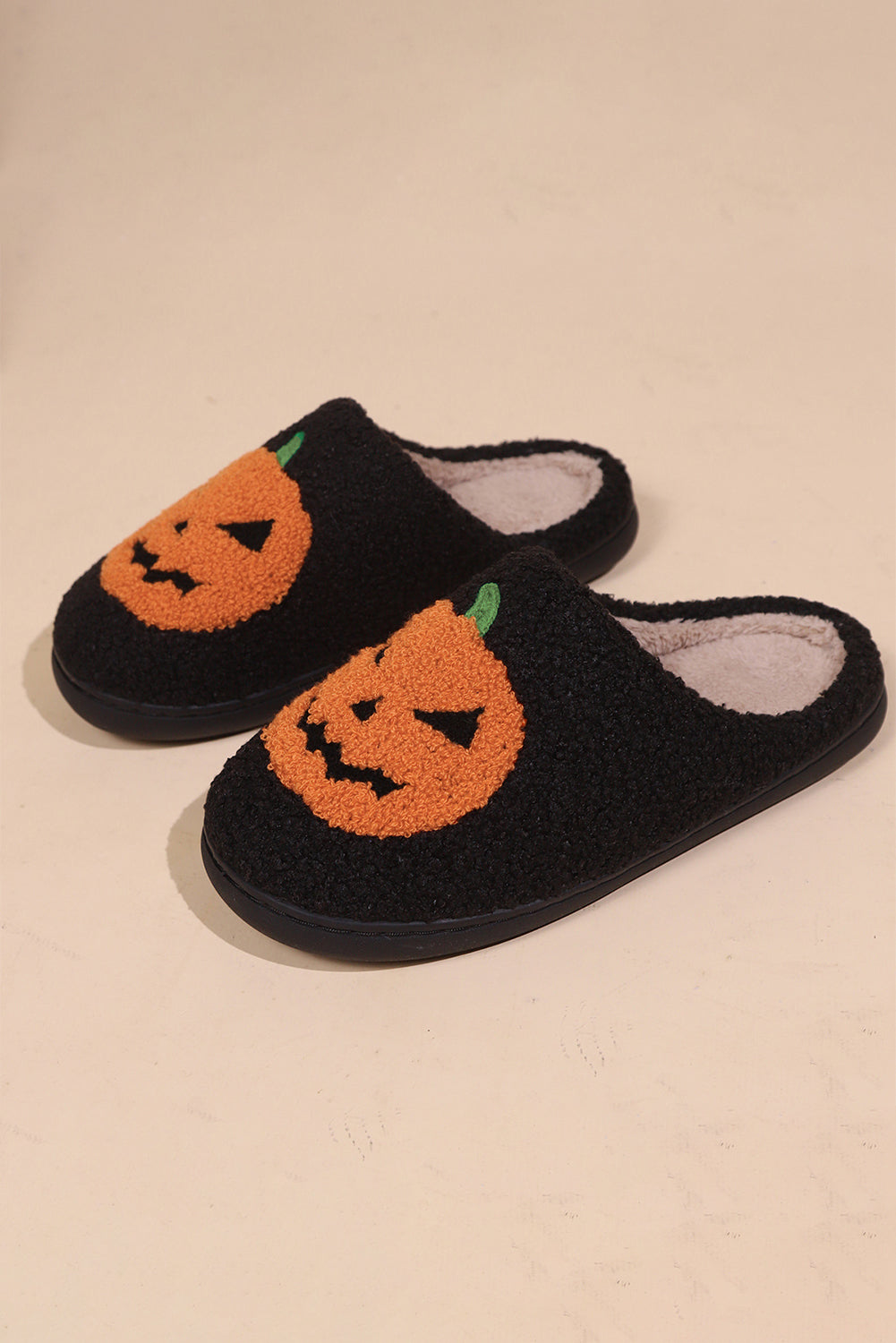 Pantuflas de felpa con estampado de calabaza de Halloween negras