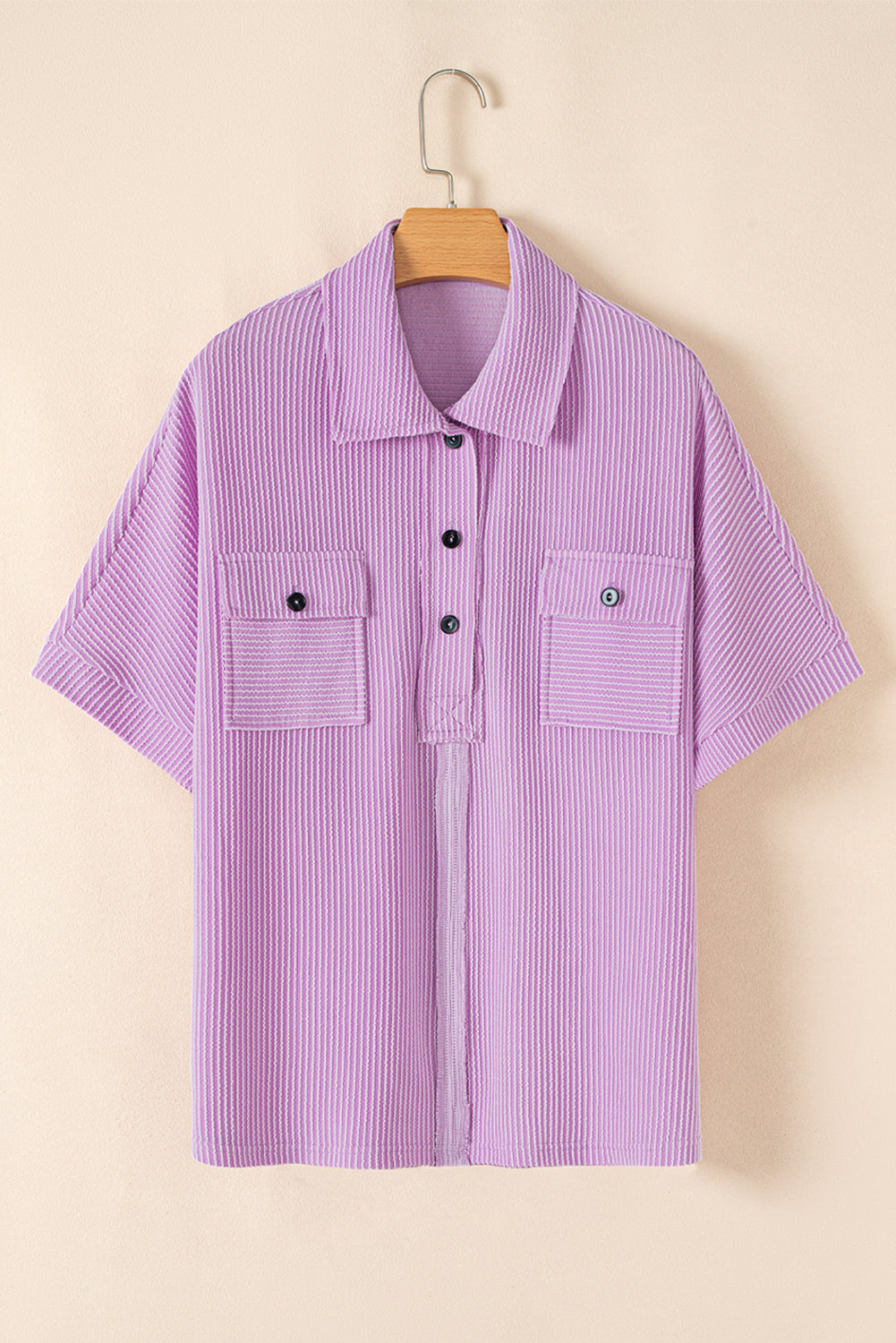 Blusa abotonada con cuello y bolsillo con solapa y cordón en forma de ramo de orquídeas