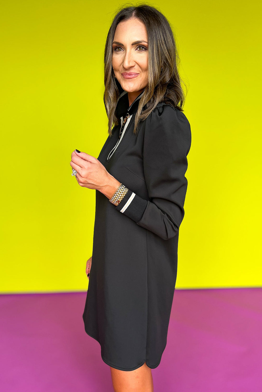 Minivestido con cuello en V, ribete de rayas negras, mangas abullonadas y cuello alto