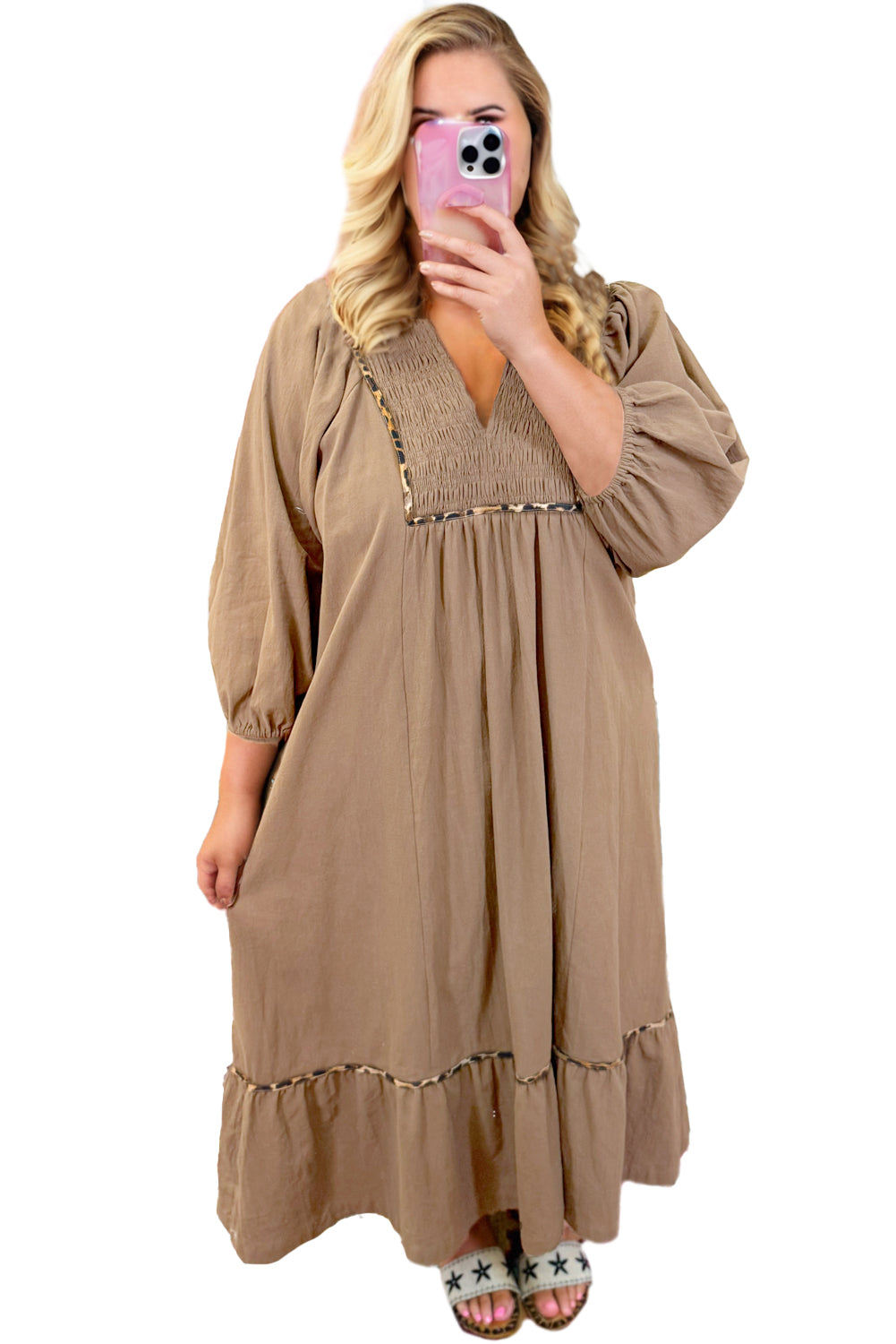 Vestido castaño con escote en V fruncido y ribete de leopardo para talla grande