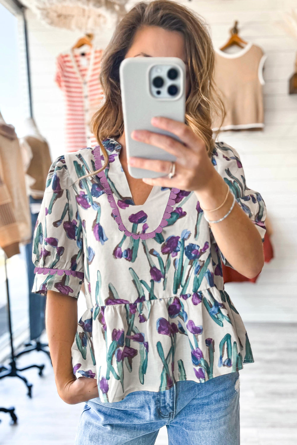 Chemisier à basque à manches bouffantes et bordure en ricrac à fleurs violettes