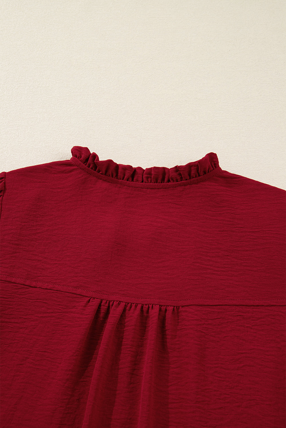 Chemisier bordeaux à col cranté et poignets froncés, manches longues