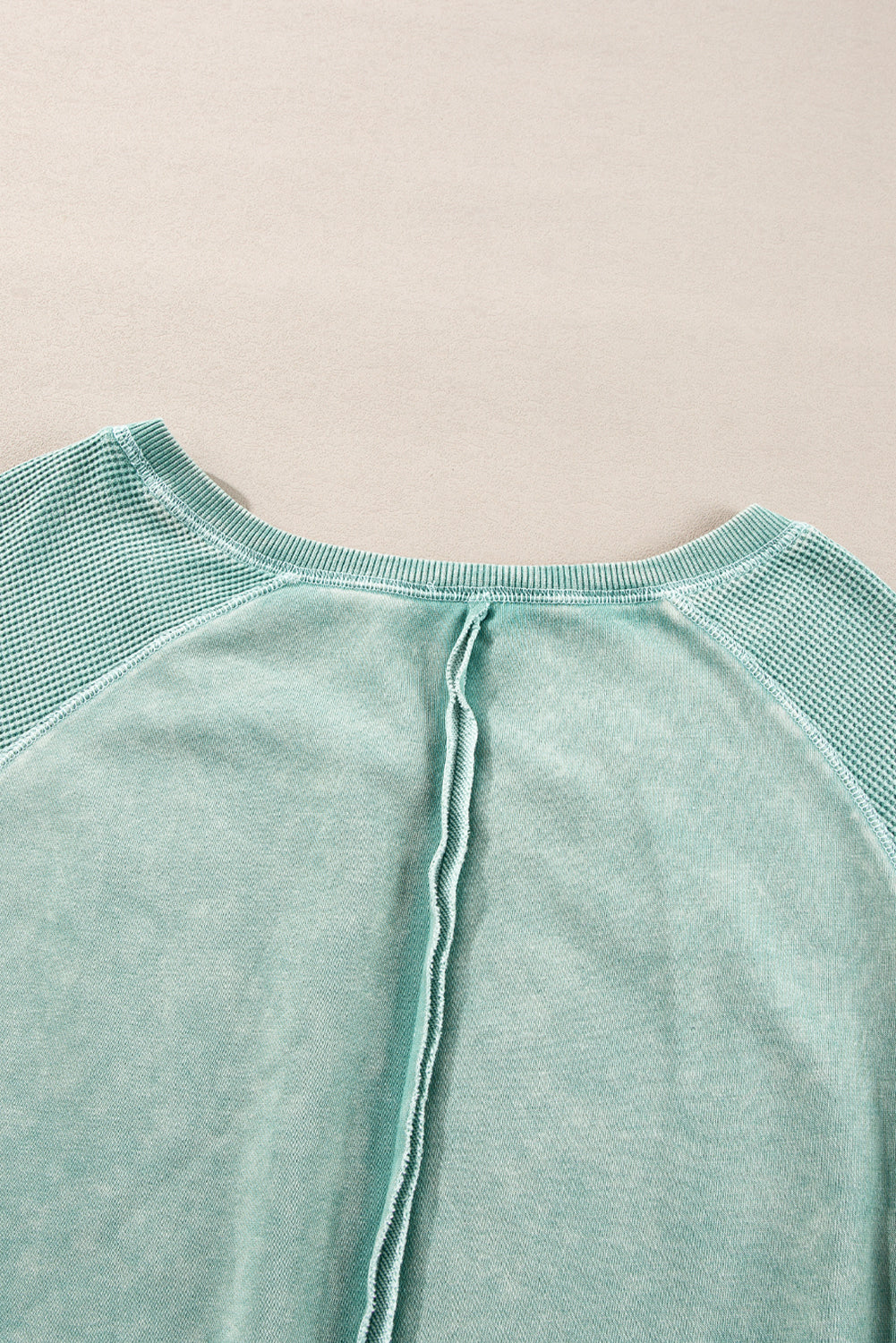 Sudadera negra lisa de punto gofre con mangas raglán