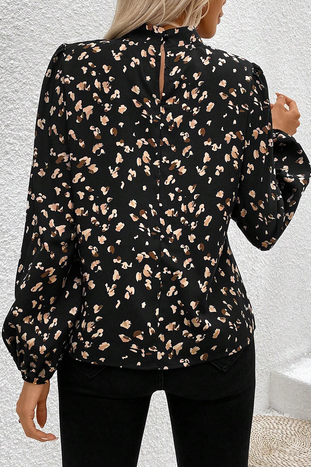 Blusa plisada con cuello alto y mangas abullonadas con estampado de leopardo negro