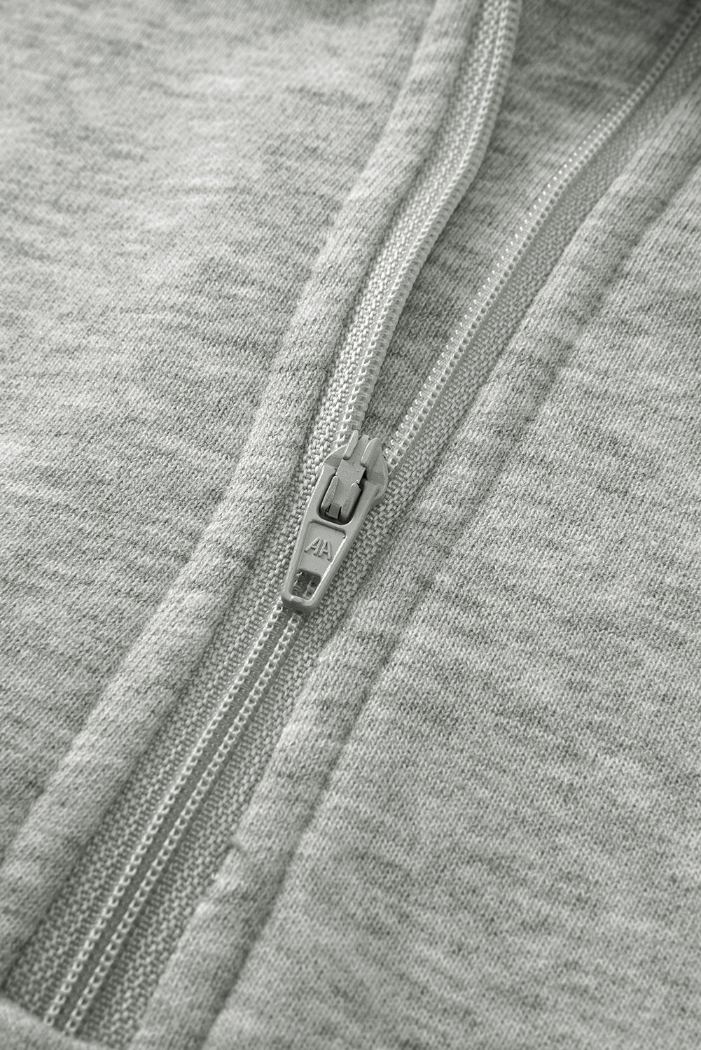 Sudadera gris con cuello alto, cremallera y mangas con abertura para los pulgares acanaladas