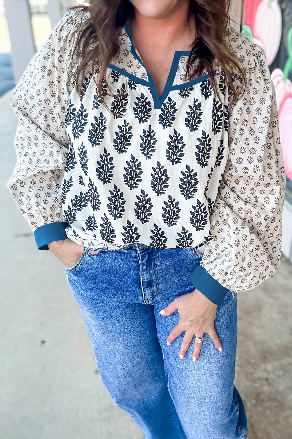 Blouse blanche grande taille à imprimé floral bohème, finitions contrastées, col fendu, manches bouffantes et patchwork, col montant.