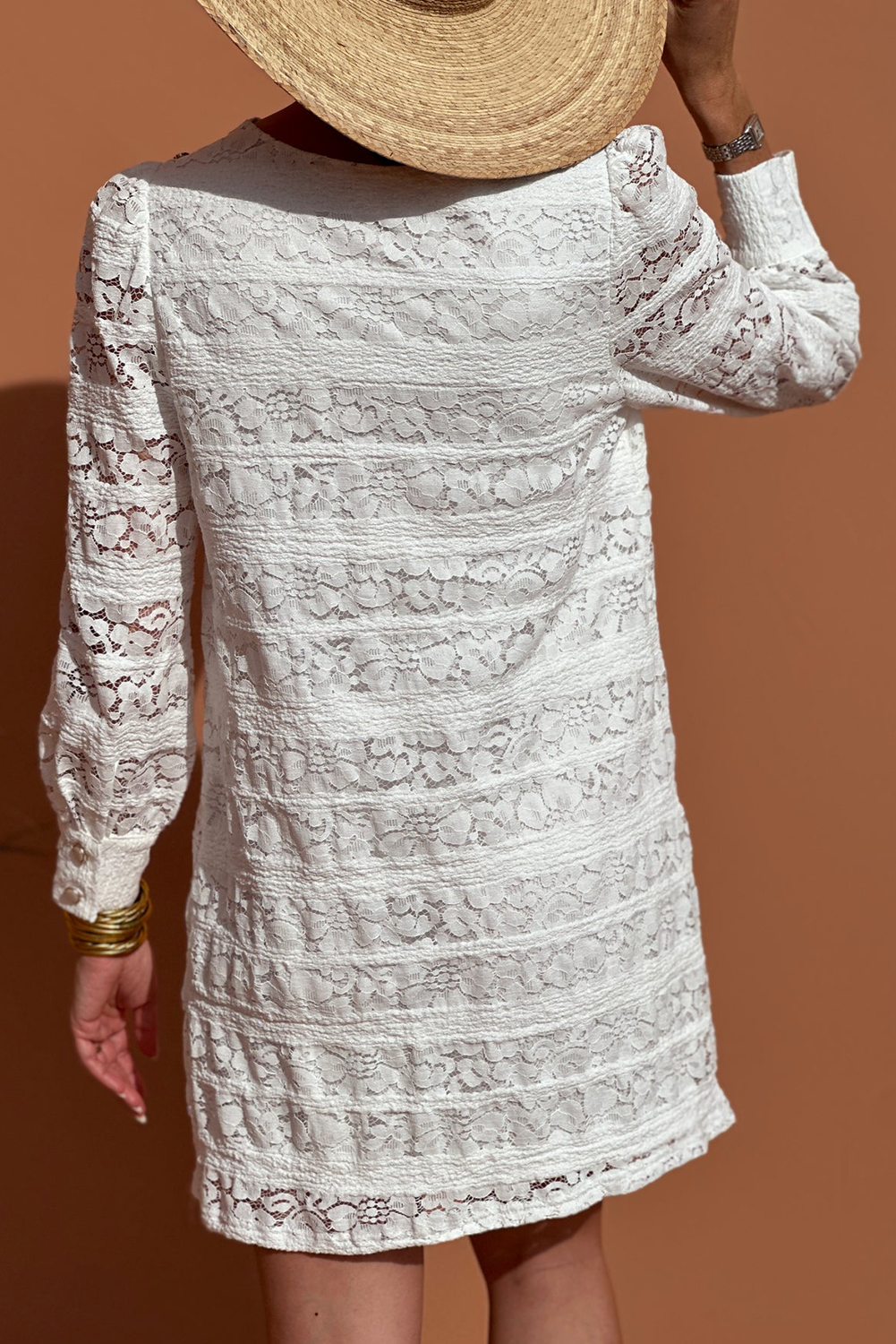 Robe courte blanche en dentelle florale, col rond, manches bouffantes