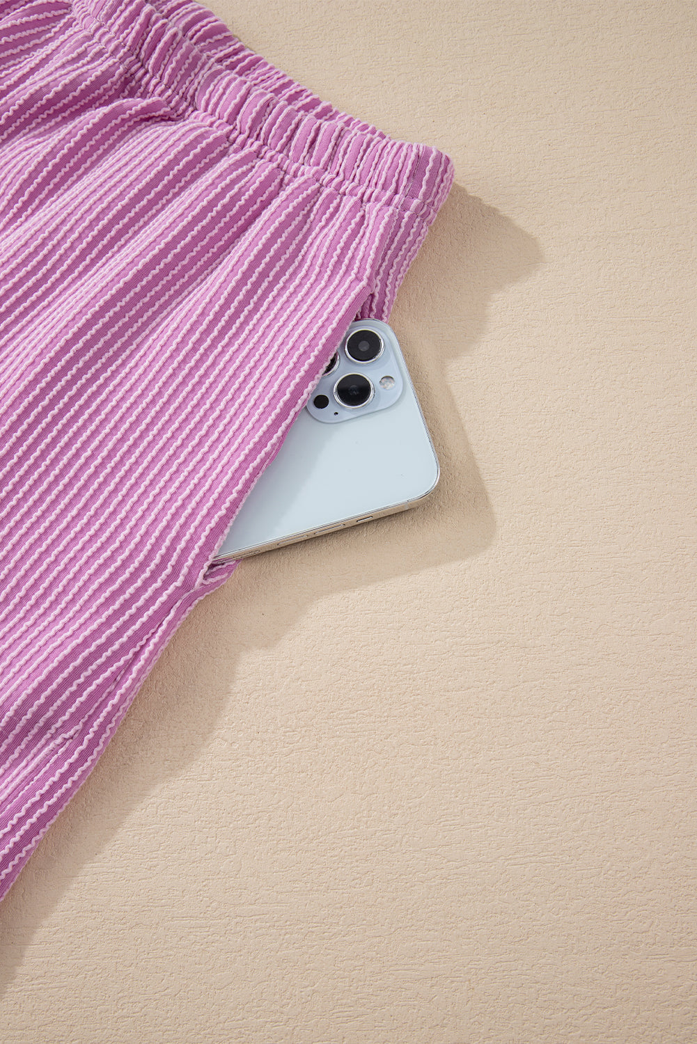 Conjunto de top de manga larga con cordón y pantalones cortos de cintura alta en color castaño