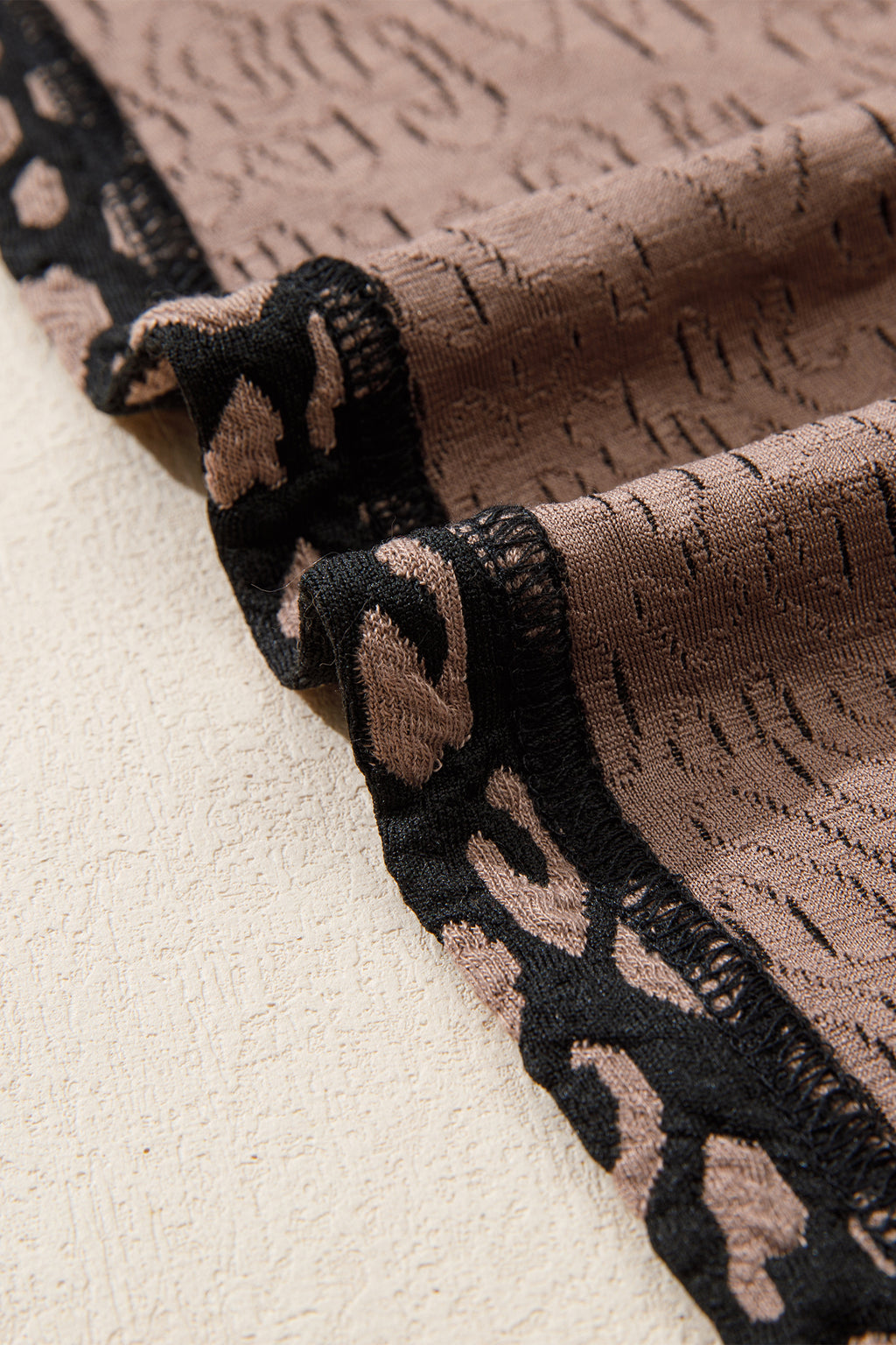 Vestido mini recto con mangas abullonadas y estampado de leopardo negro