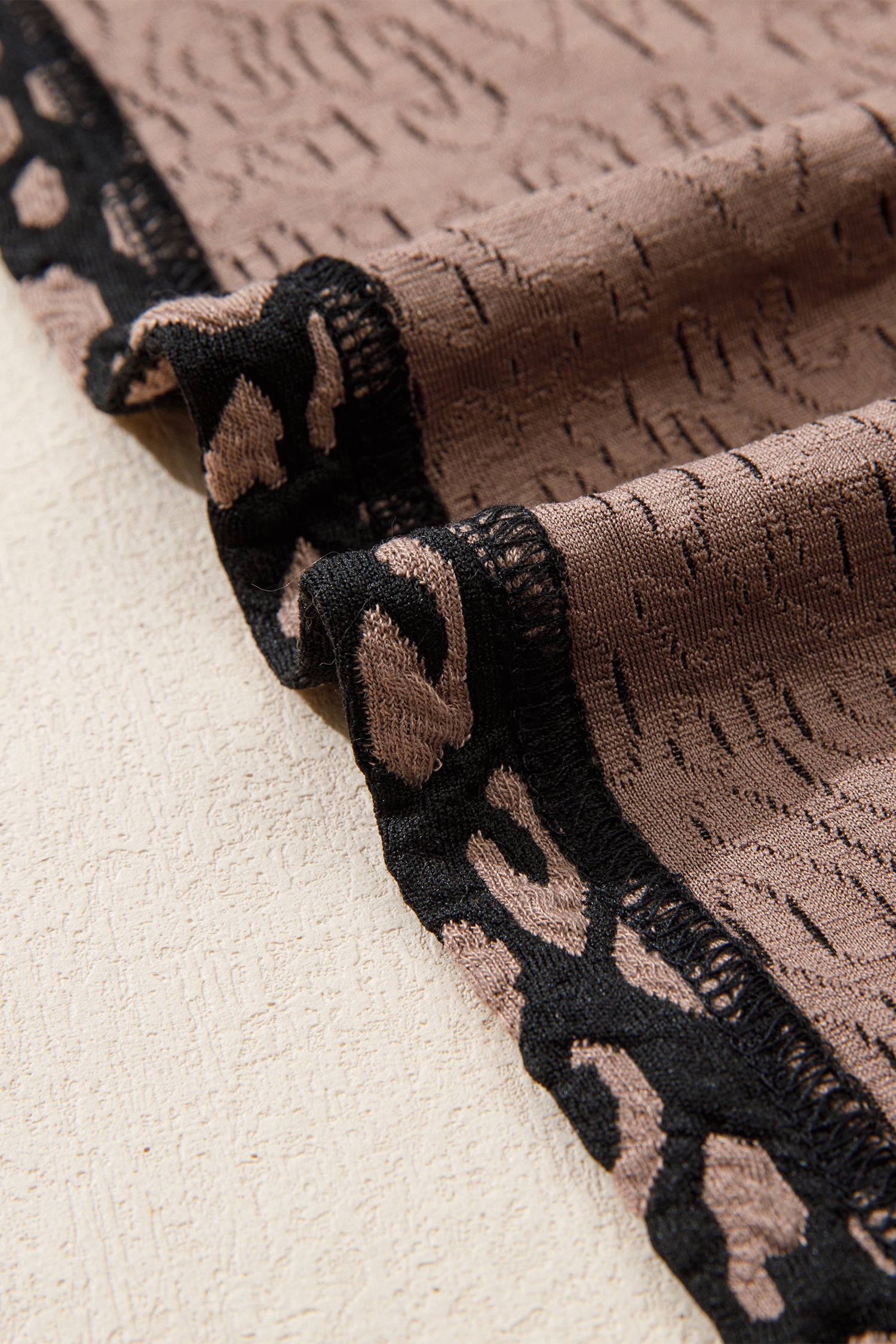 Vestido mini recto con mangas abullonadas y estampado de leopardo negro