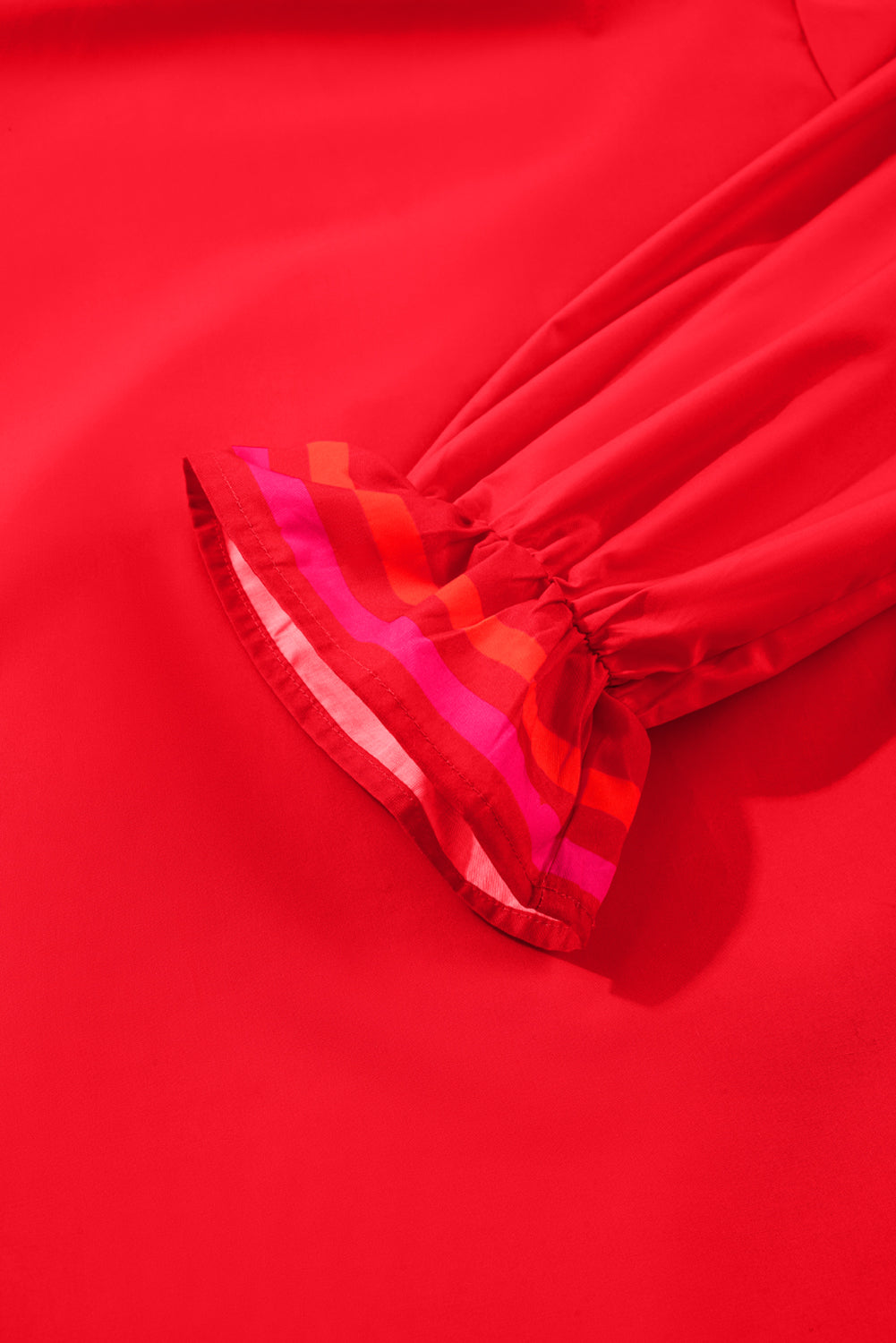 Chemisier à manches longues et col fendu à volants et rayures noires