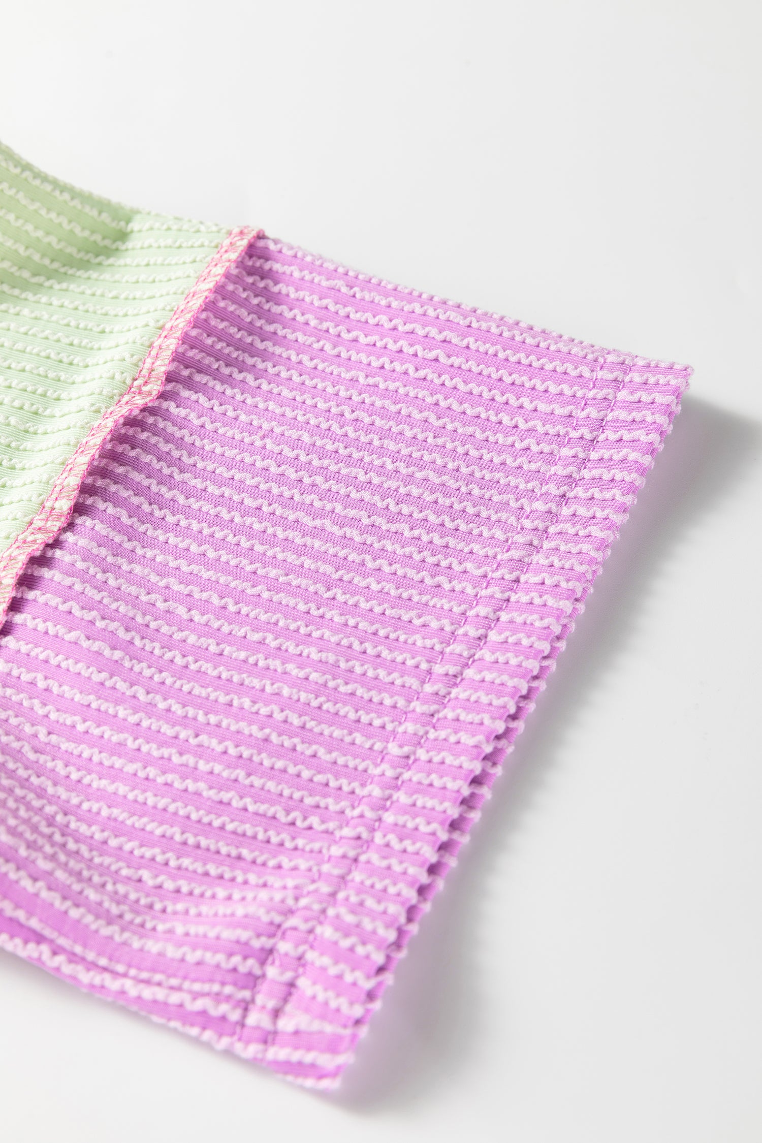 T-shirt Henley à manches courtes rose vif à côtes torsadées et patchwork color block