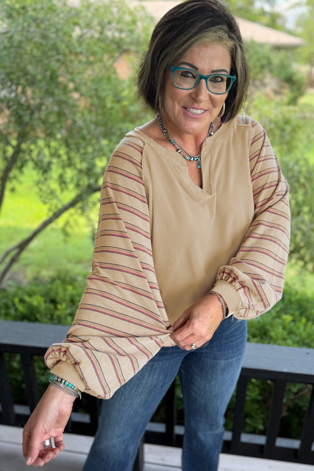 Pull grande taille à rayures parchemin, manches raglan, col cranté et bords francs