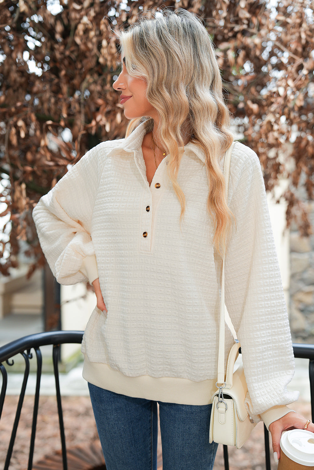 Sweat-shirt beige à manches bouffantes et col boutonné