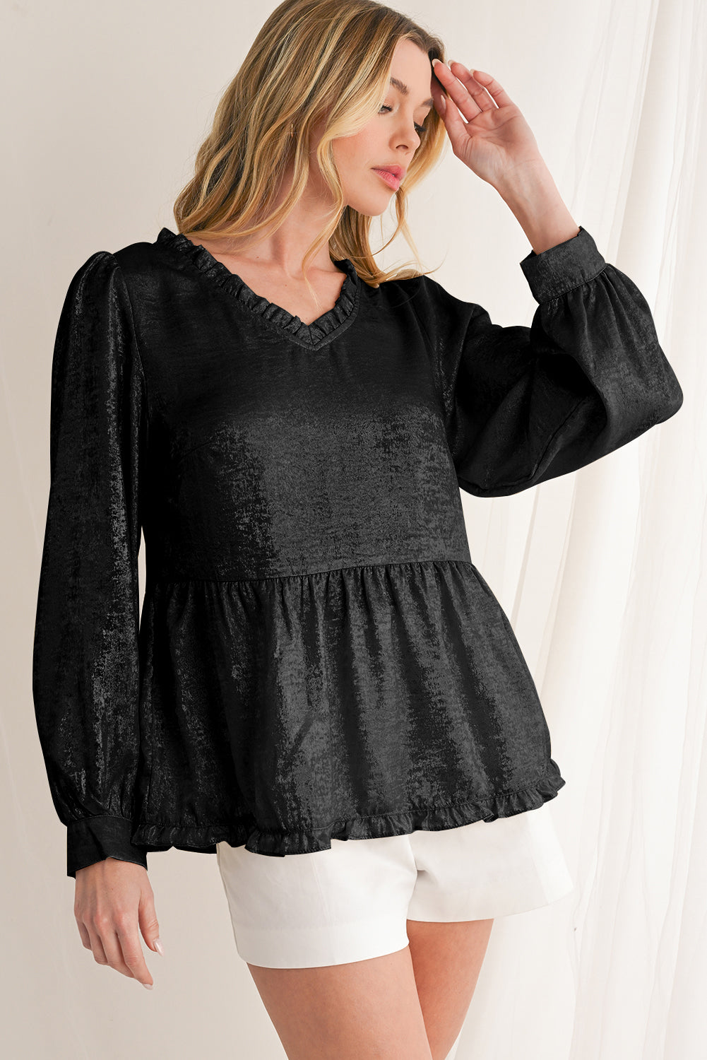 Blusa babydoll con escote en V, mangas abullonadas y volantes de terciopelo metalizado de color rojo rosa