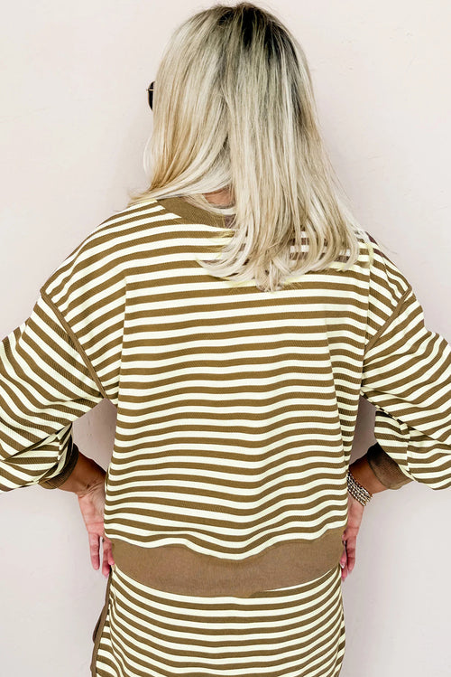 Ensemble deux pièces : haut à rayures marron texturé à épaules dénudées, pull à bretelles tombantes et jupe mini à cordon.