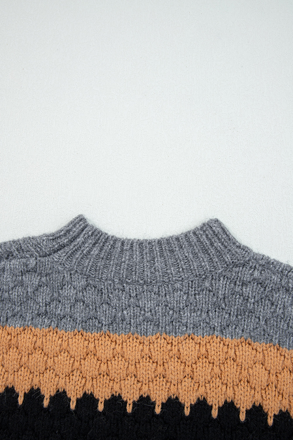 Suéter holgado de cuello alto con bloques de color caqui