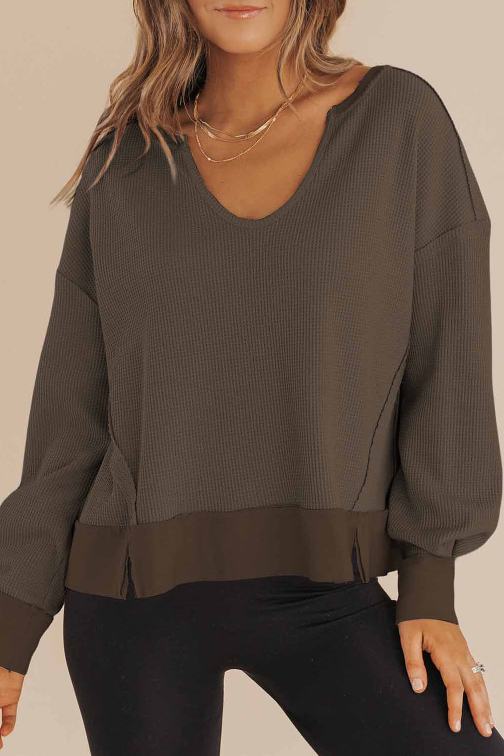 Sweat-shirt uni en maille gaufrée marron foncé, col en V cranté et épaules tombantes